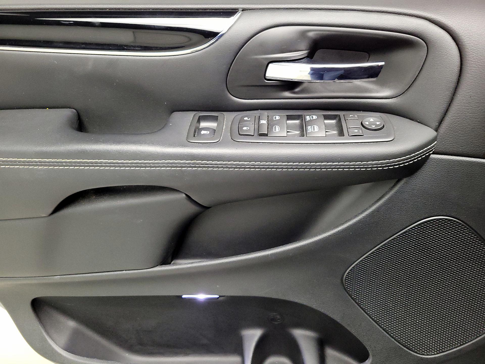 Thumbnail: 2017 Dodge Grand Caravan - 12
