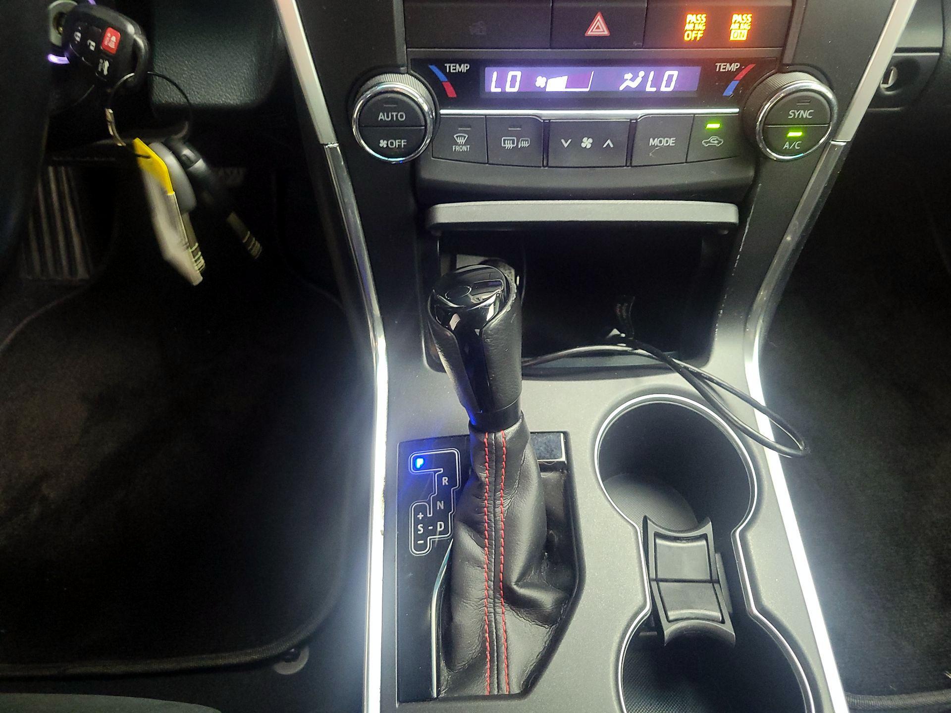 Thumbnail: 2015 Toyota Camry - 16