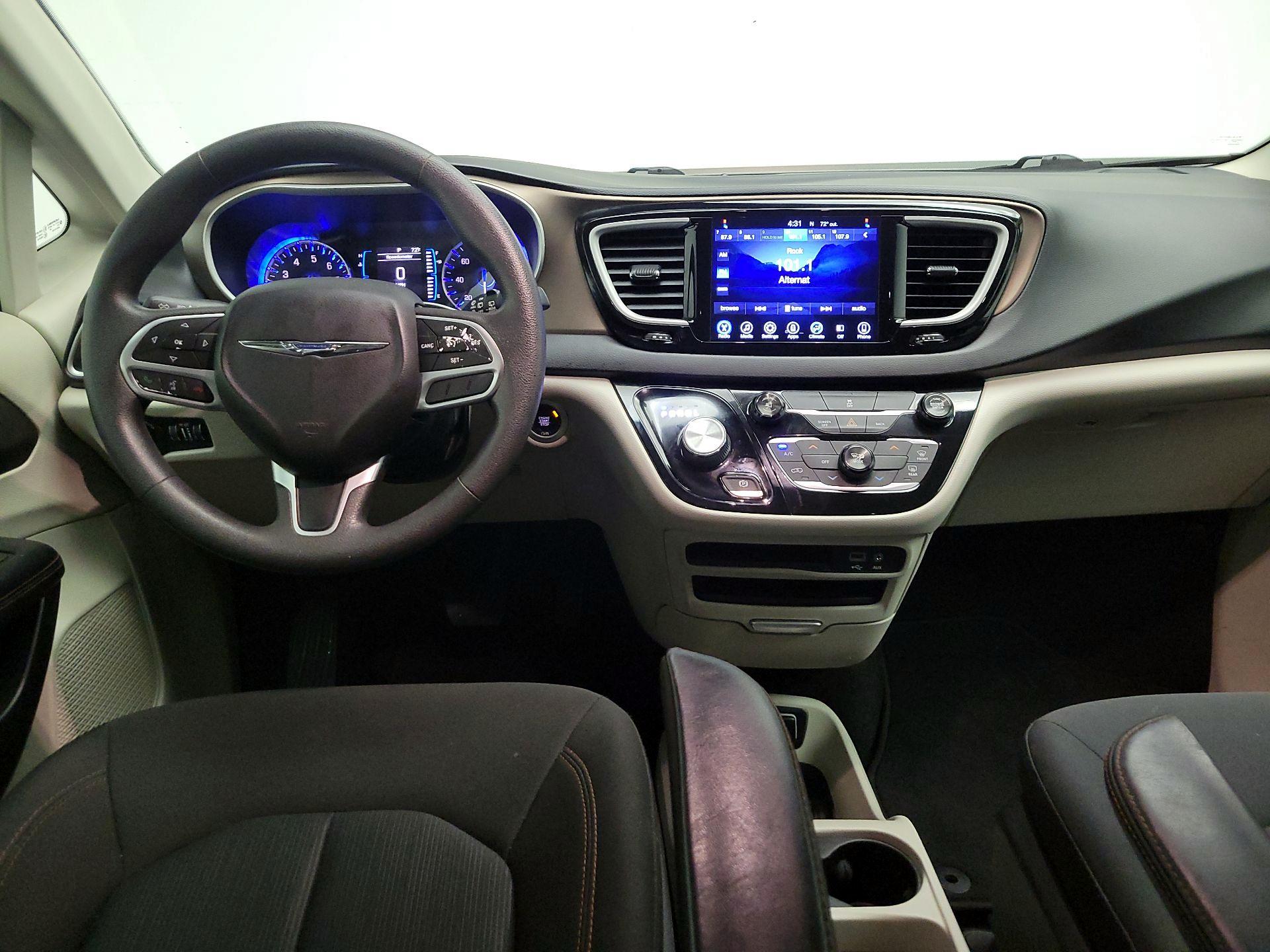 Thumbnail: 2017 Chrysler Pacifica - 9