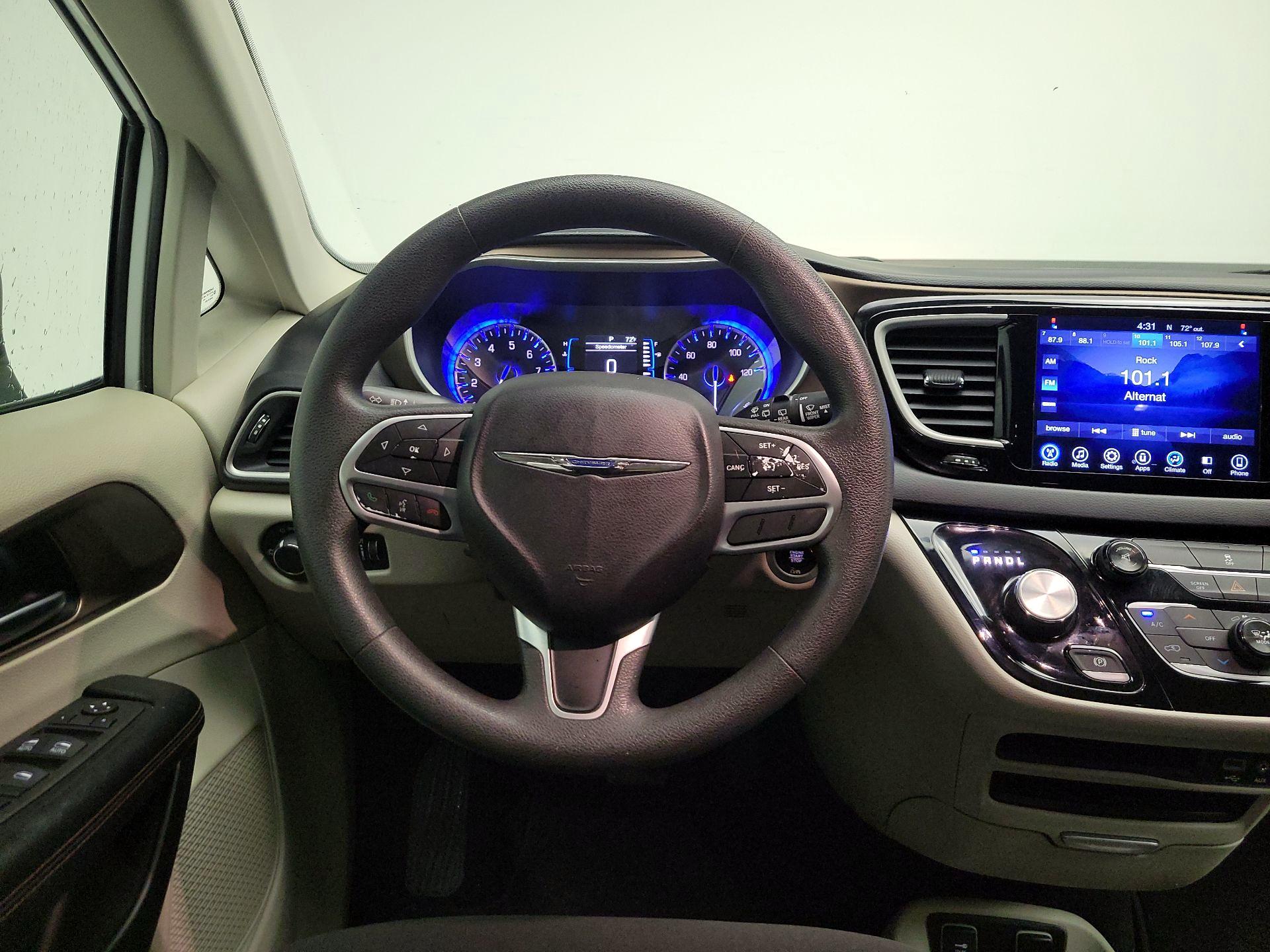 Thumbnail: 2017 Chrysler Pacifica - 10