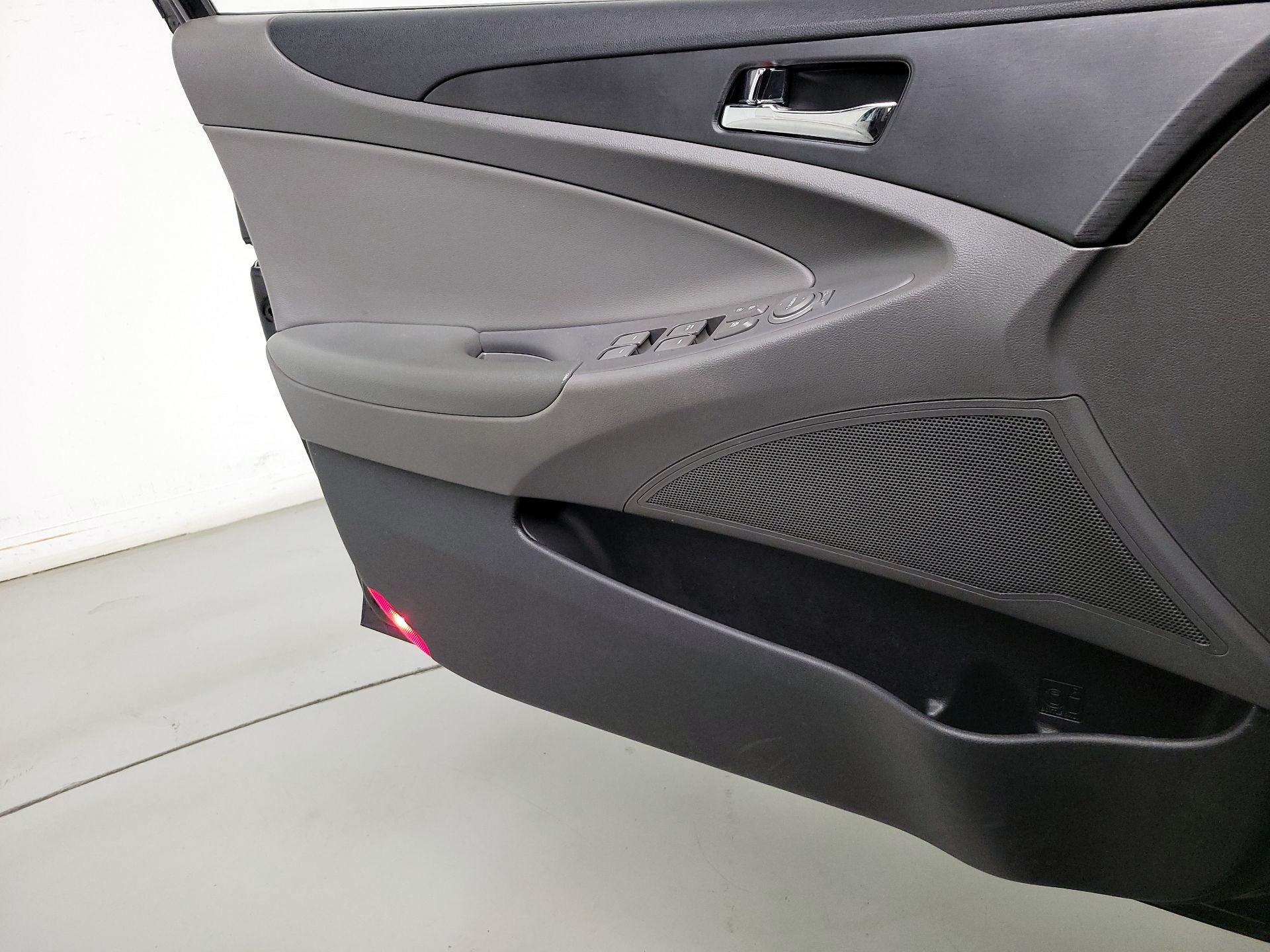 Thumbnail: 2013 Hyundai Sonata - 12