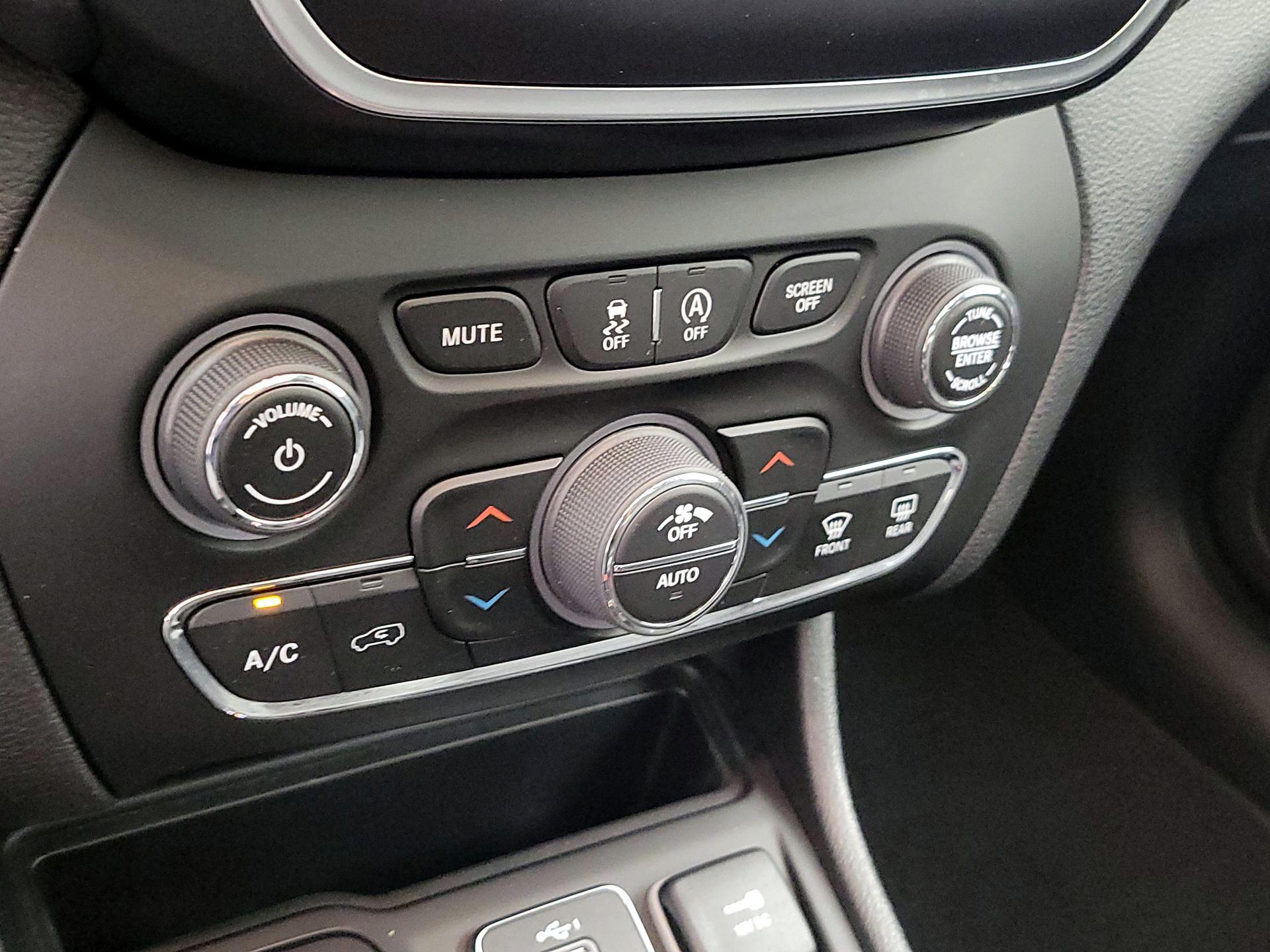 Thumbnail: 2021 Jeep Cherokee - 16