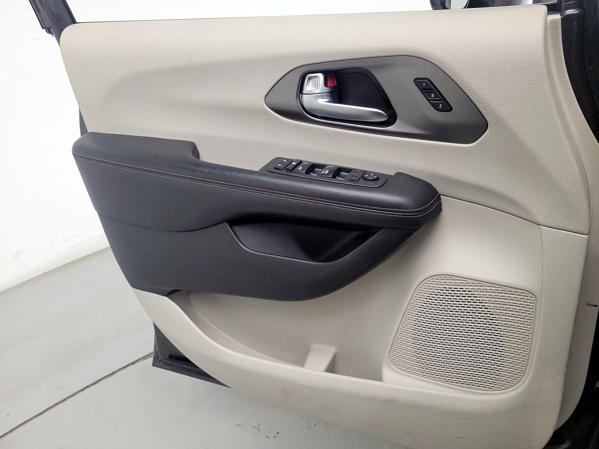 Thumbnail: 2020 Chrysler Pacifica - 12