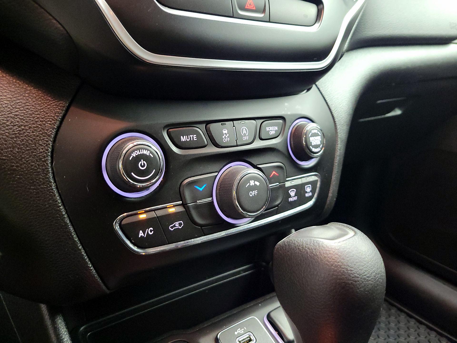 Thumbnail: 2019 Jeep Cherokee - 16