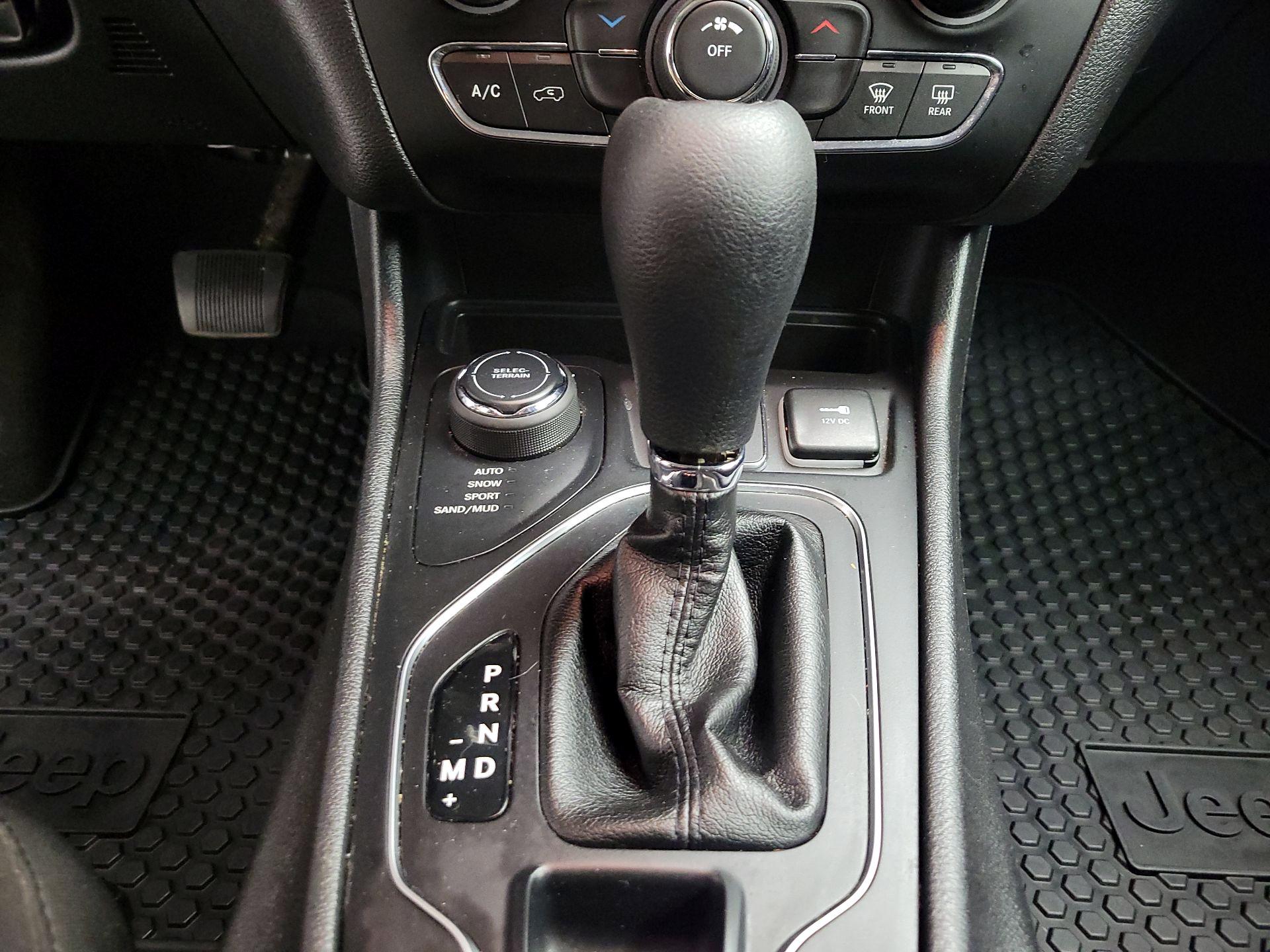 Thumbnail: 2019 Jeep Cherokee - 17