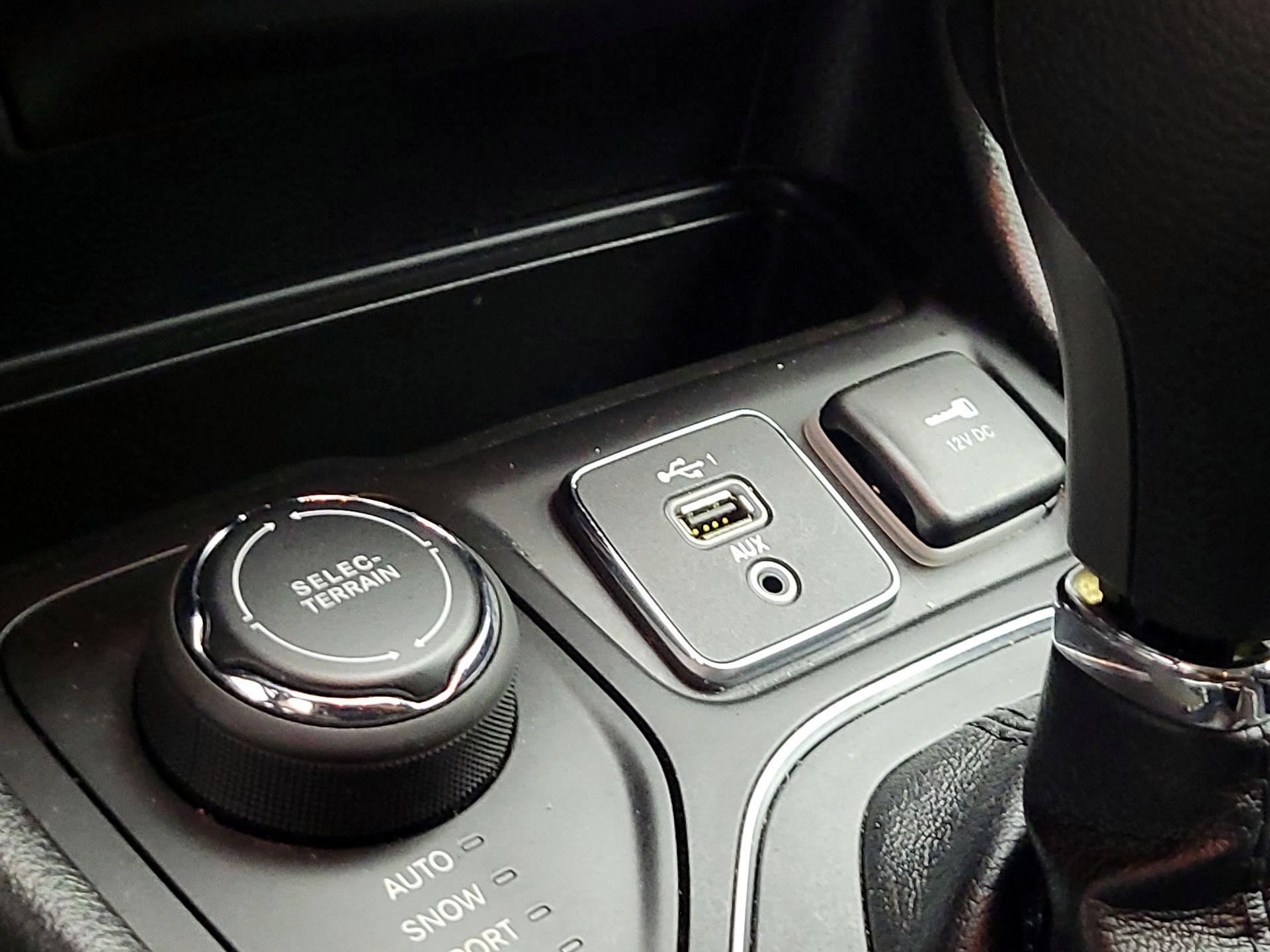 Thumbnail: 2019 Jeep Cherokee - 18