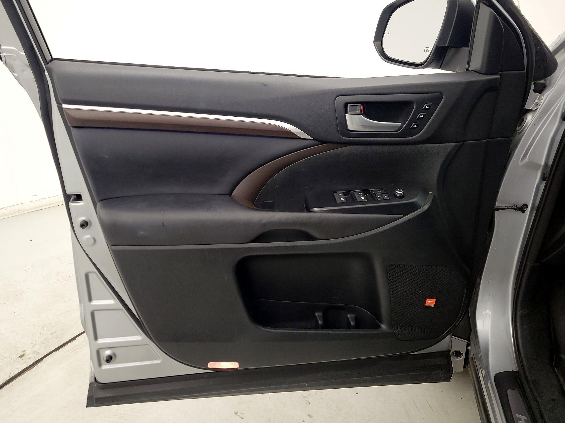 Thumbnail: 2016 Toyota Highlander - 12