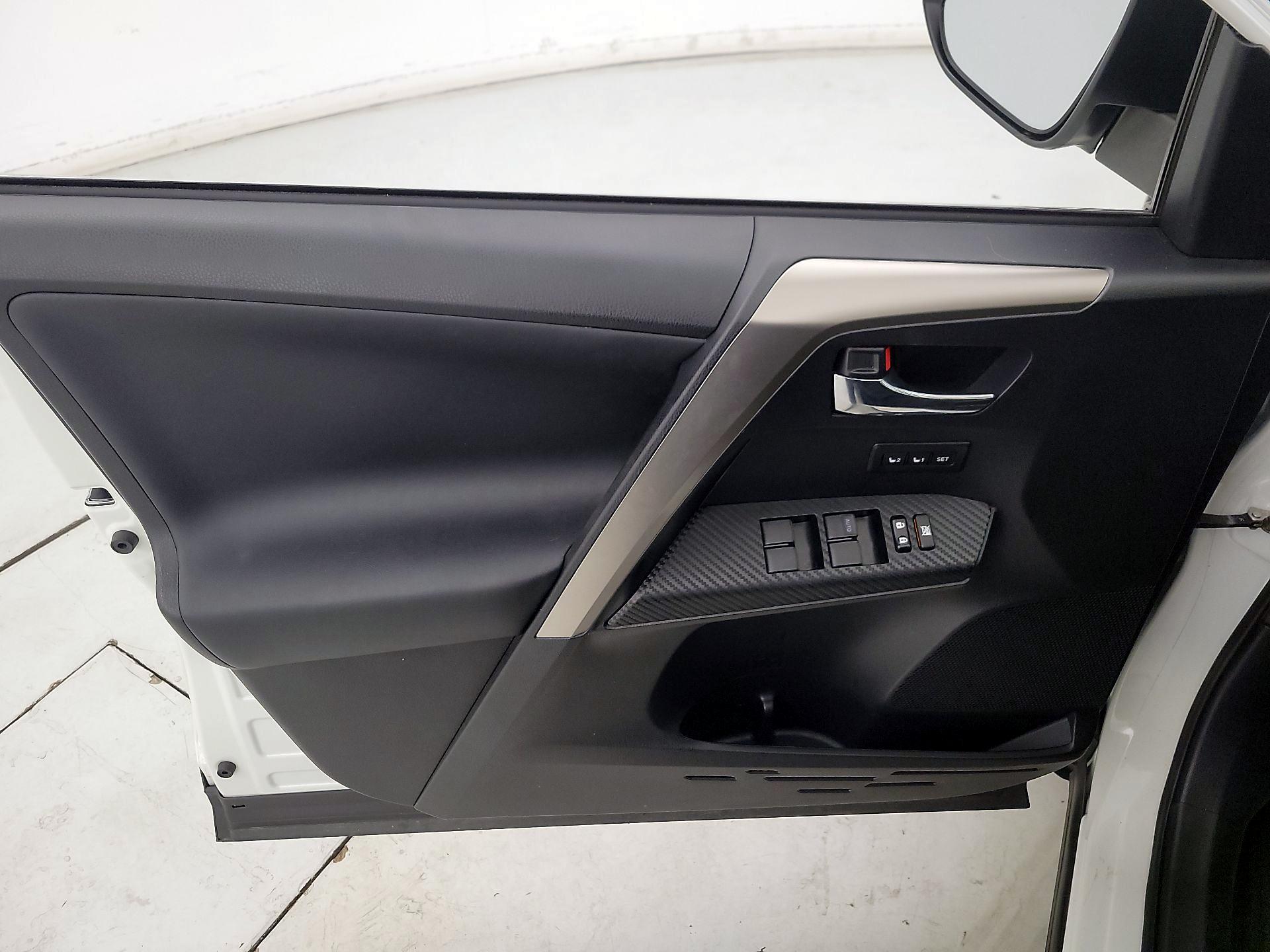 Thumbnail: 2015 Toyota RAV4 - 12