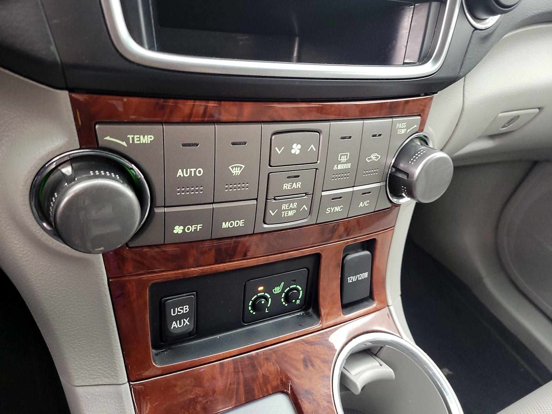 Thumbnail: 2013 Toyota Highlander - 16