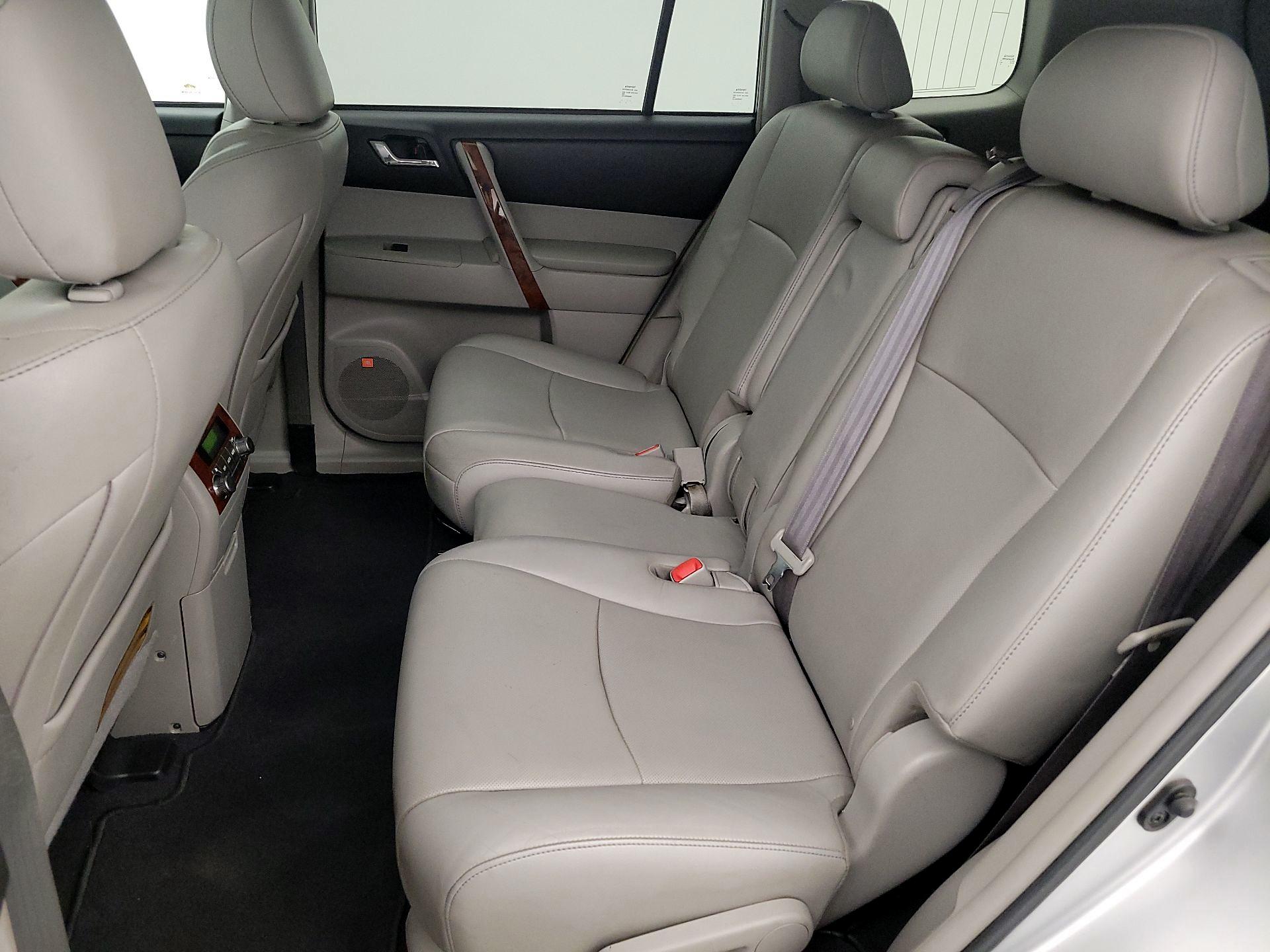 Thumbnail: 2013 Toyota Highlander - 20