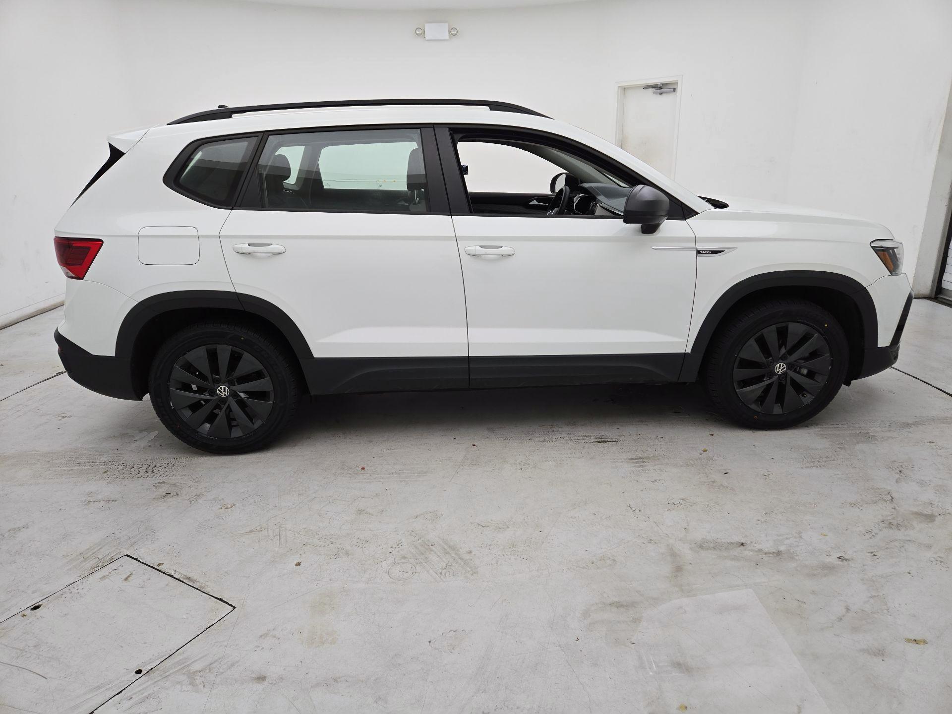 Thumbnail: 2022 Volkswagen Taos - 4