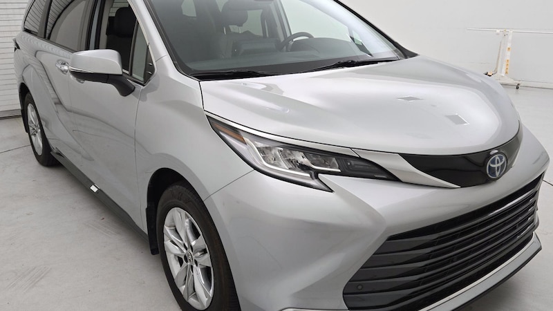 2022 Toyota Sienna Limited Hero Image