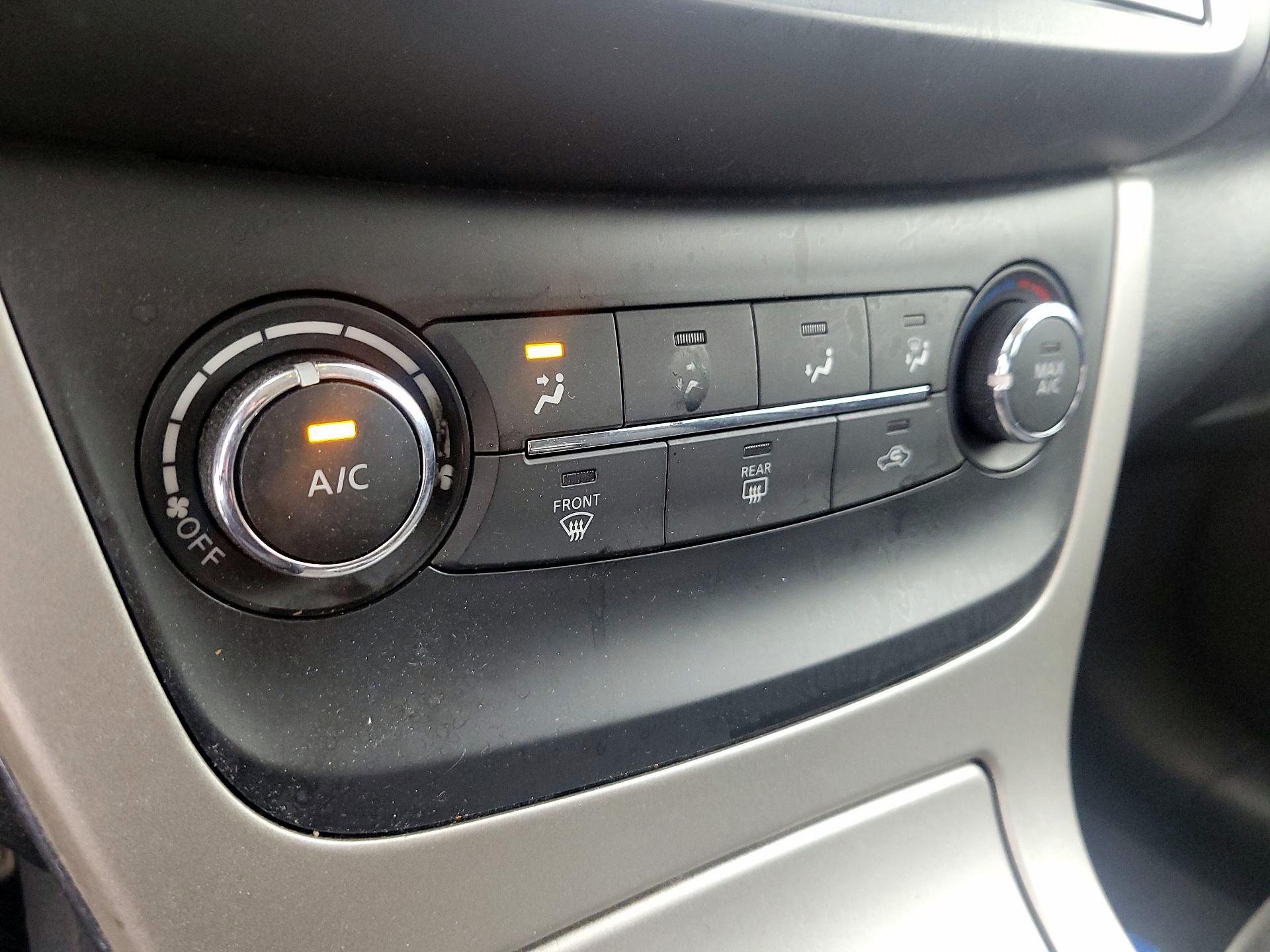 Thumbnail: 2015 Nissan Sentra - 16