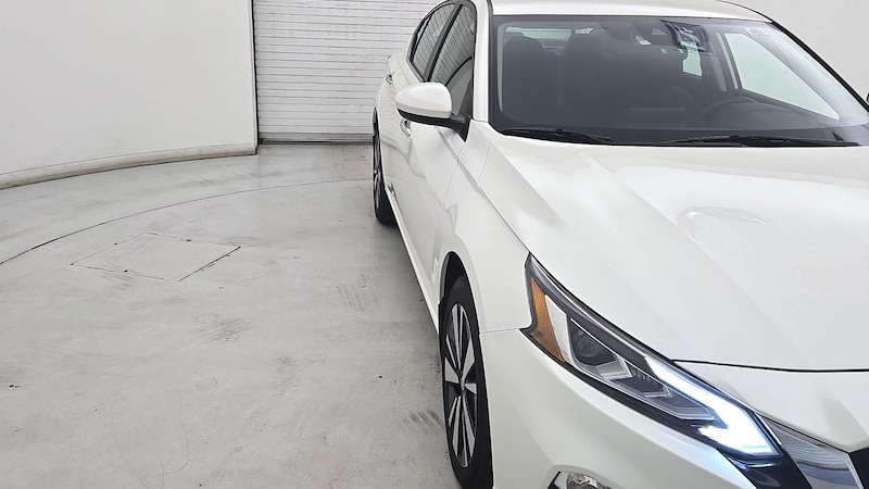 2022 Nissan Altima SV Hero Image