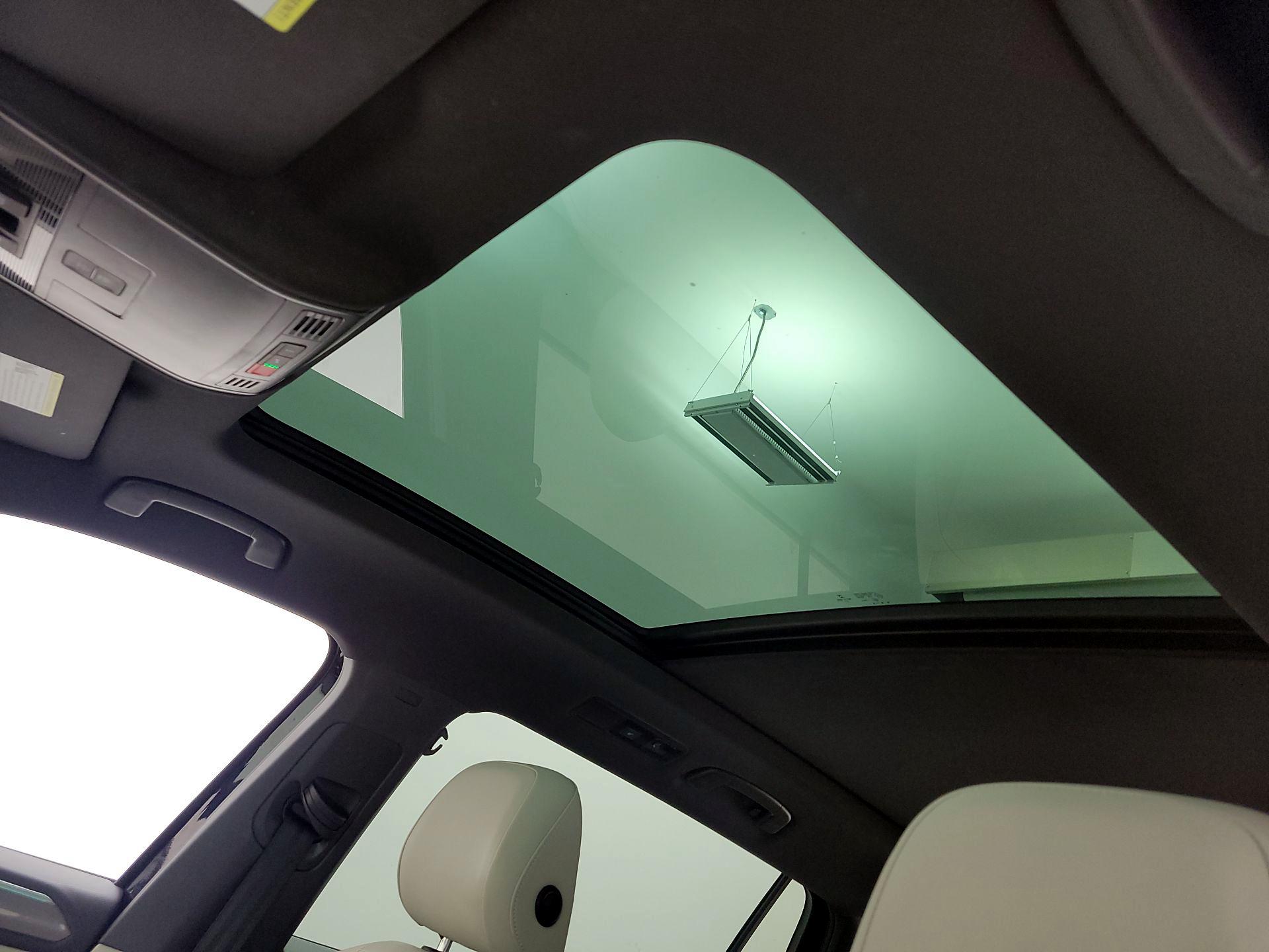 Thumbnail: 2022 Volkswagen Tiguan - 18