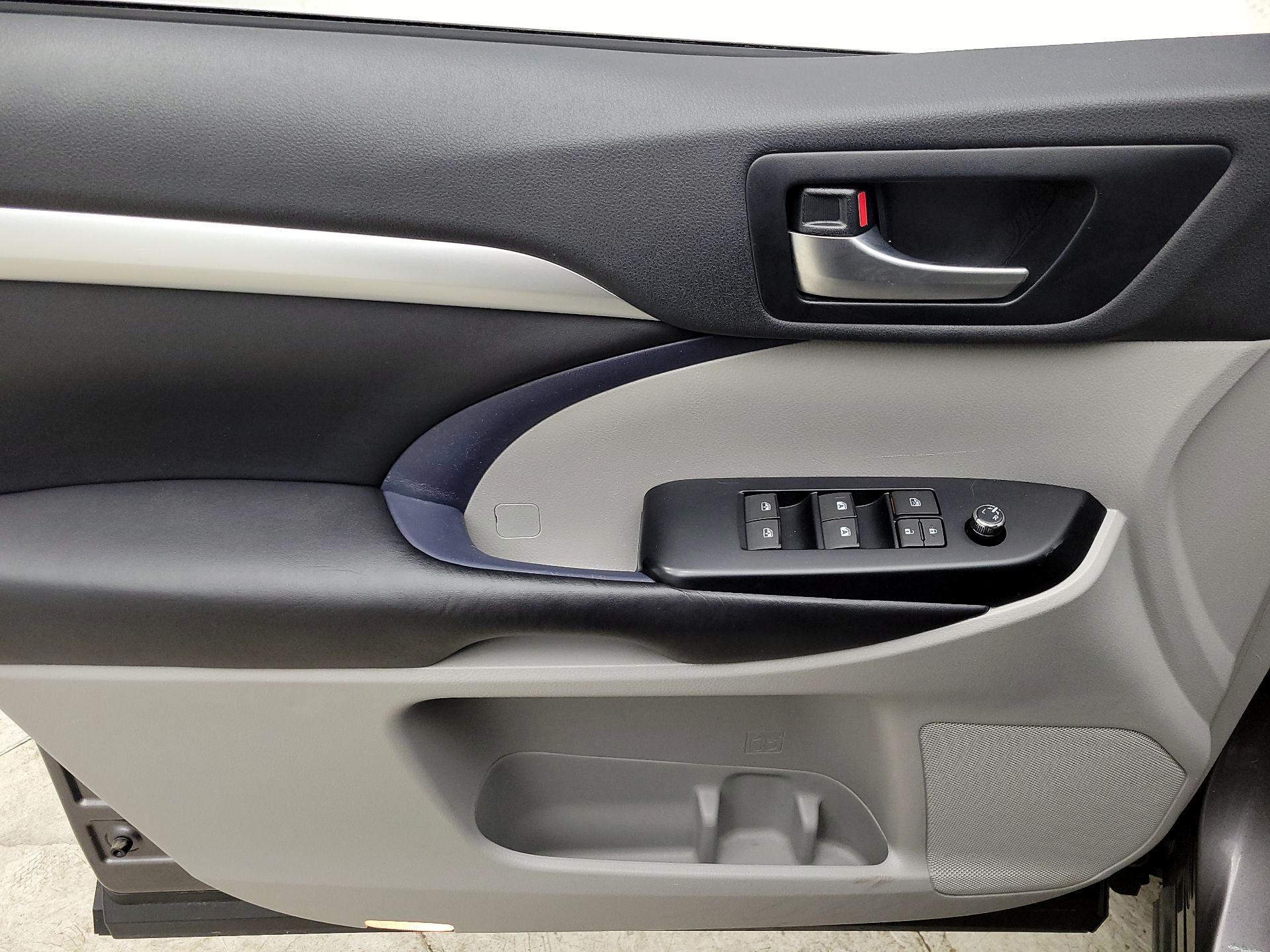 Thumbnail: 2019 Toyota Highlander - 12