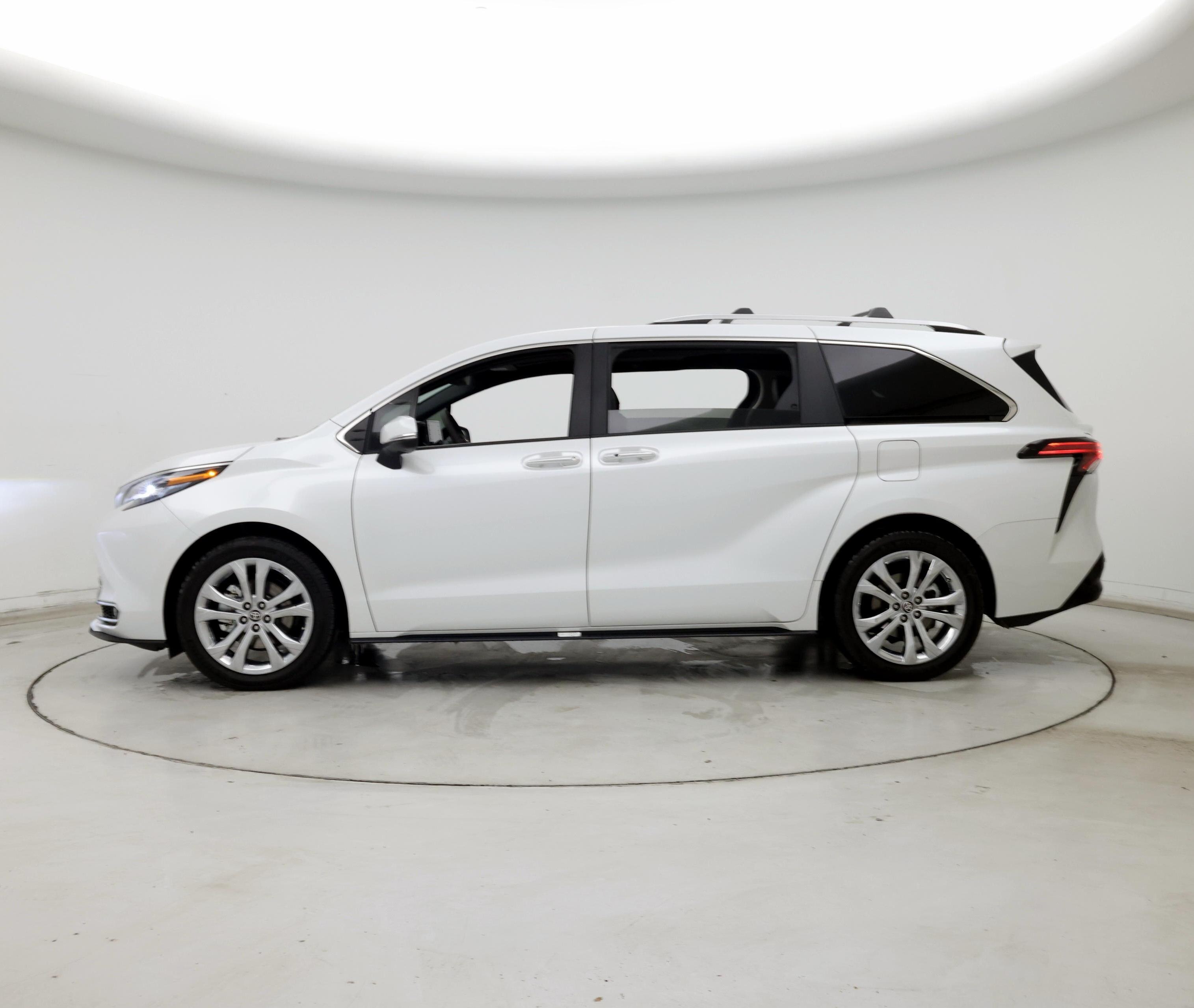 Thumbnail: 2024 Toyota Sienna - 3