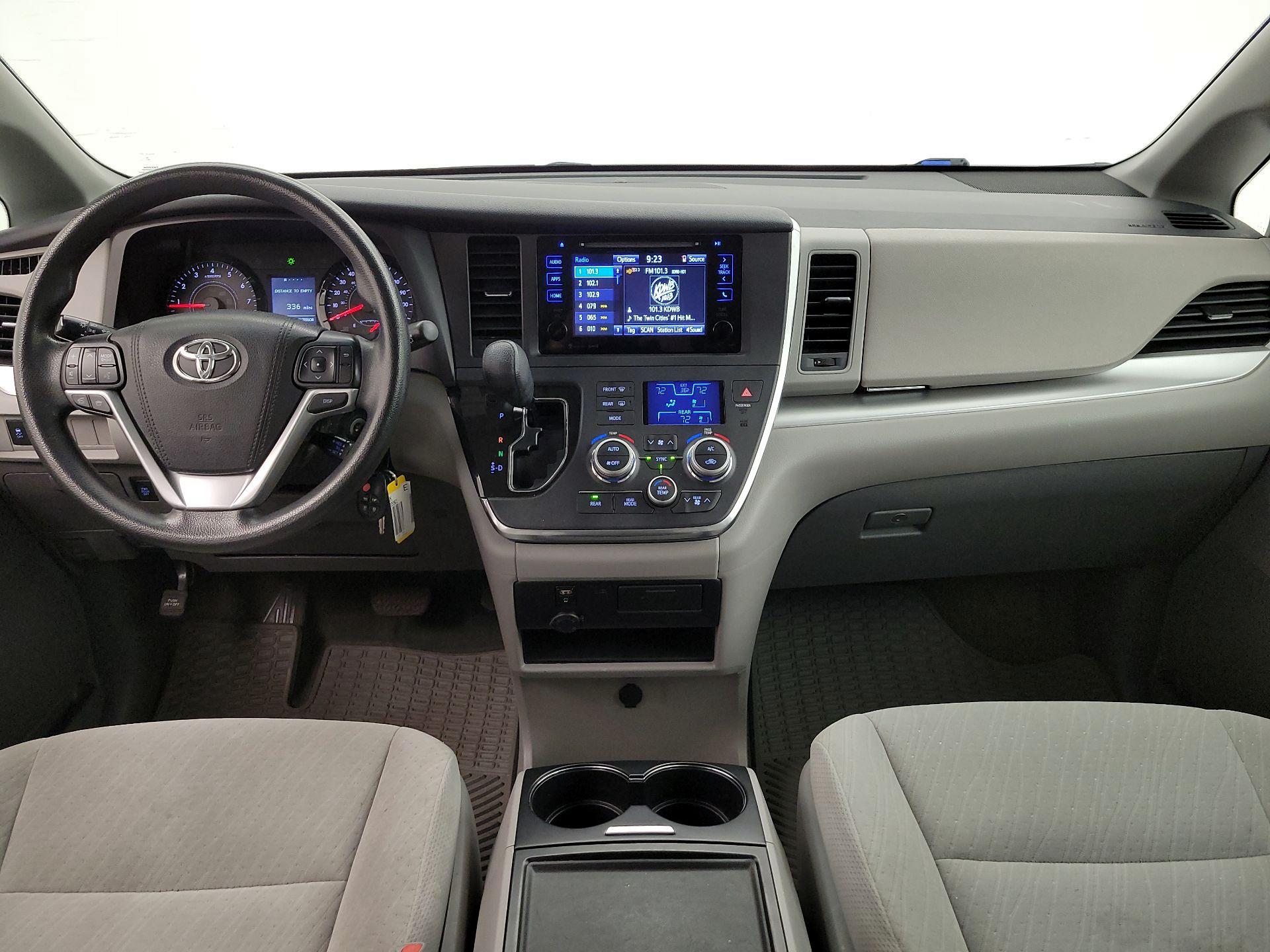 Thumbnail: 2017 Toyota Sienna - 9