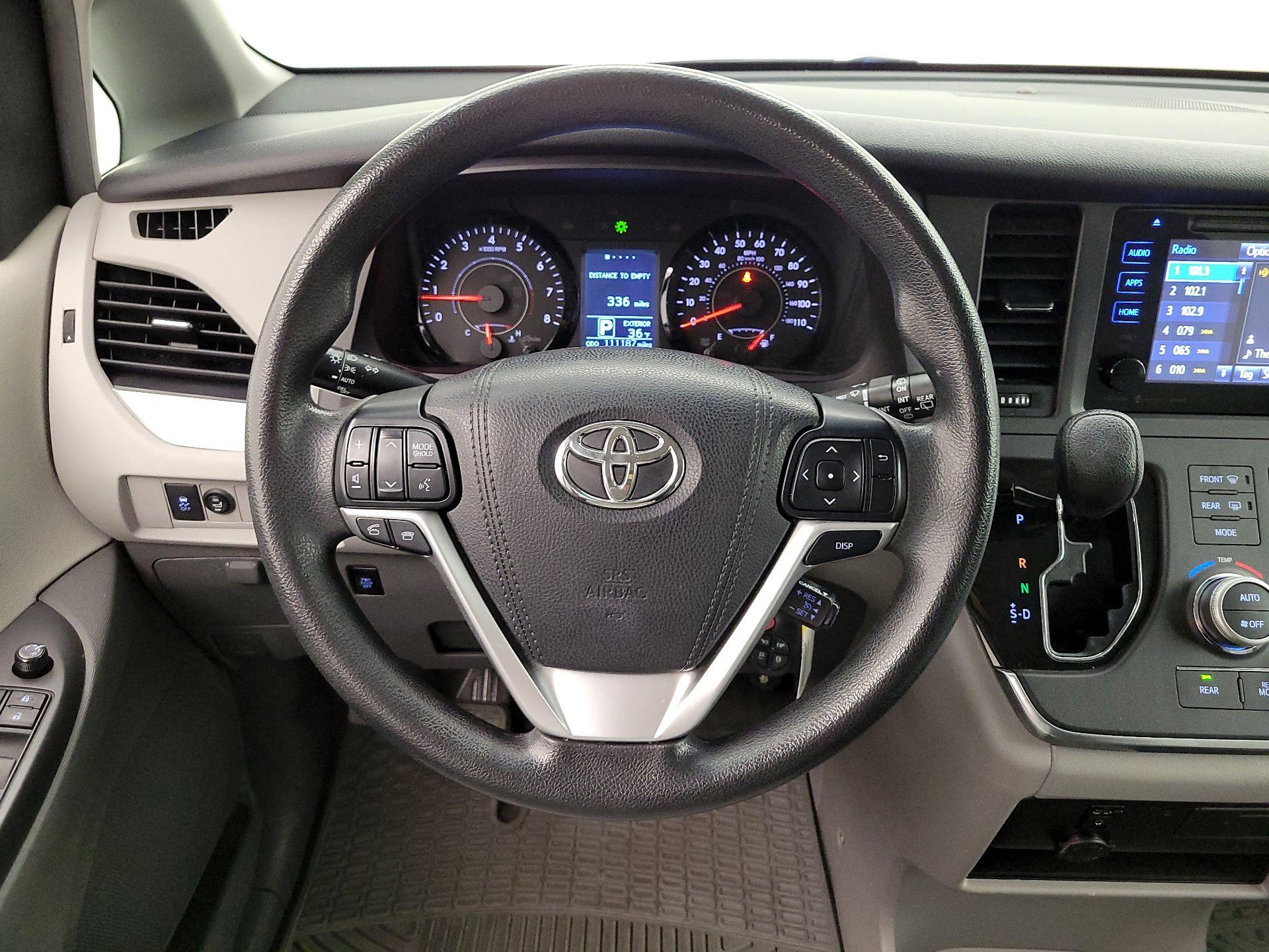 Thumbnail: 2017 Toyota Sienna - 10