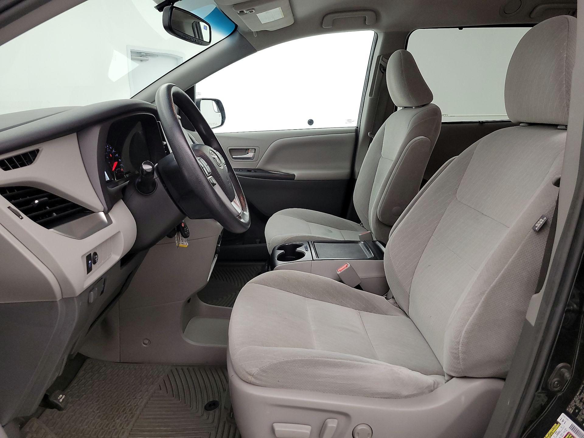 Thumbnail: 2017 Toyota Sienna - 11