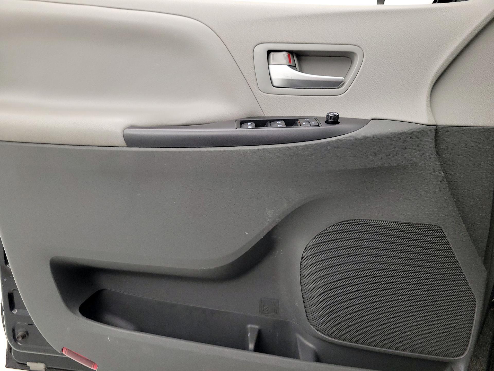 Thumbnail: 2017 Toyota Sienna - 12