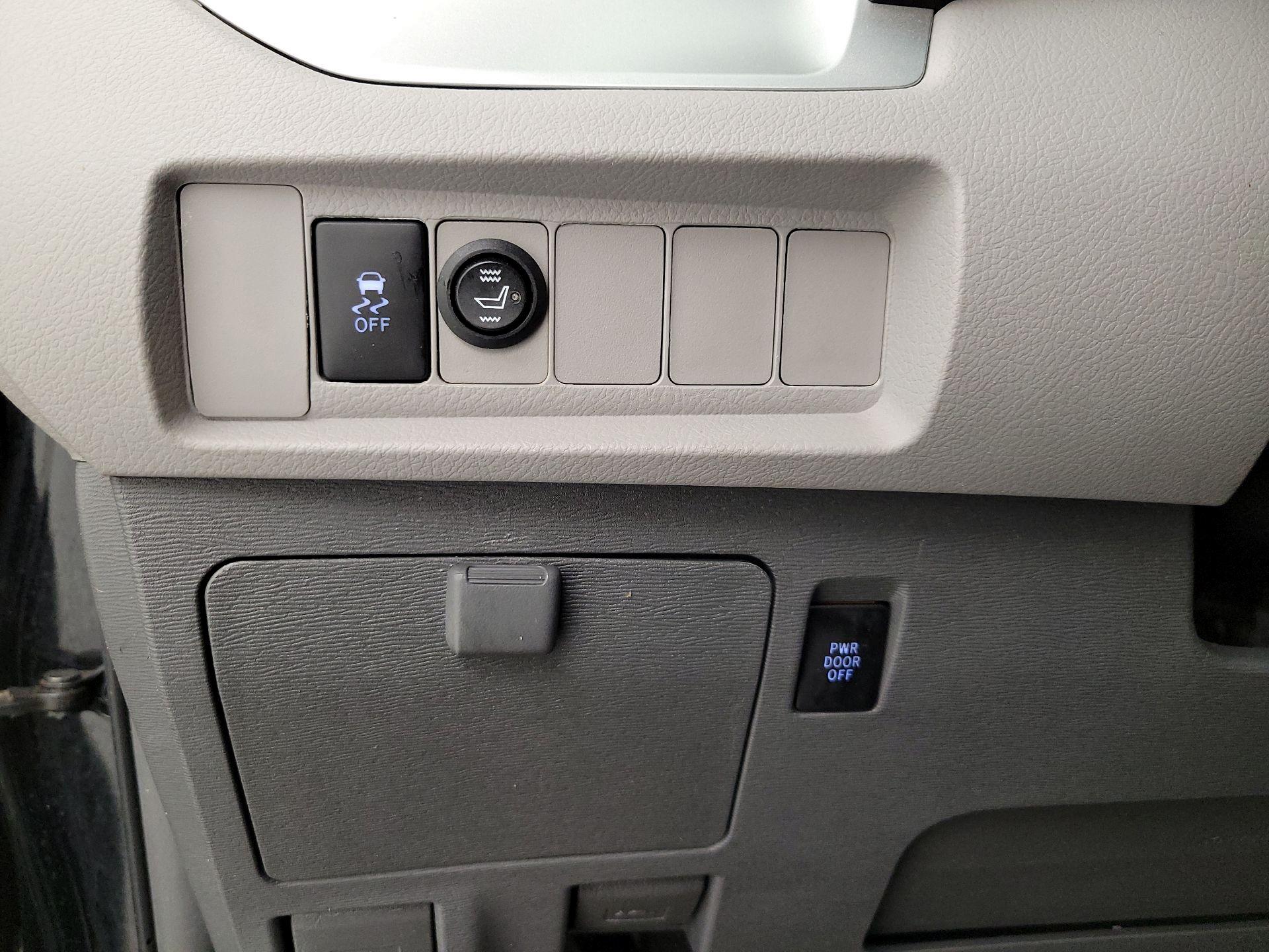 Thumbnail: 2017 Toyota Sienna - 13