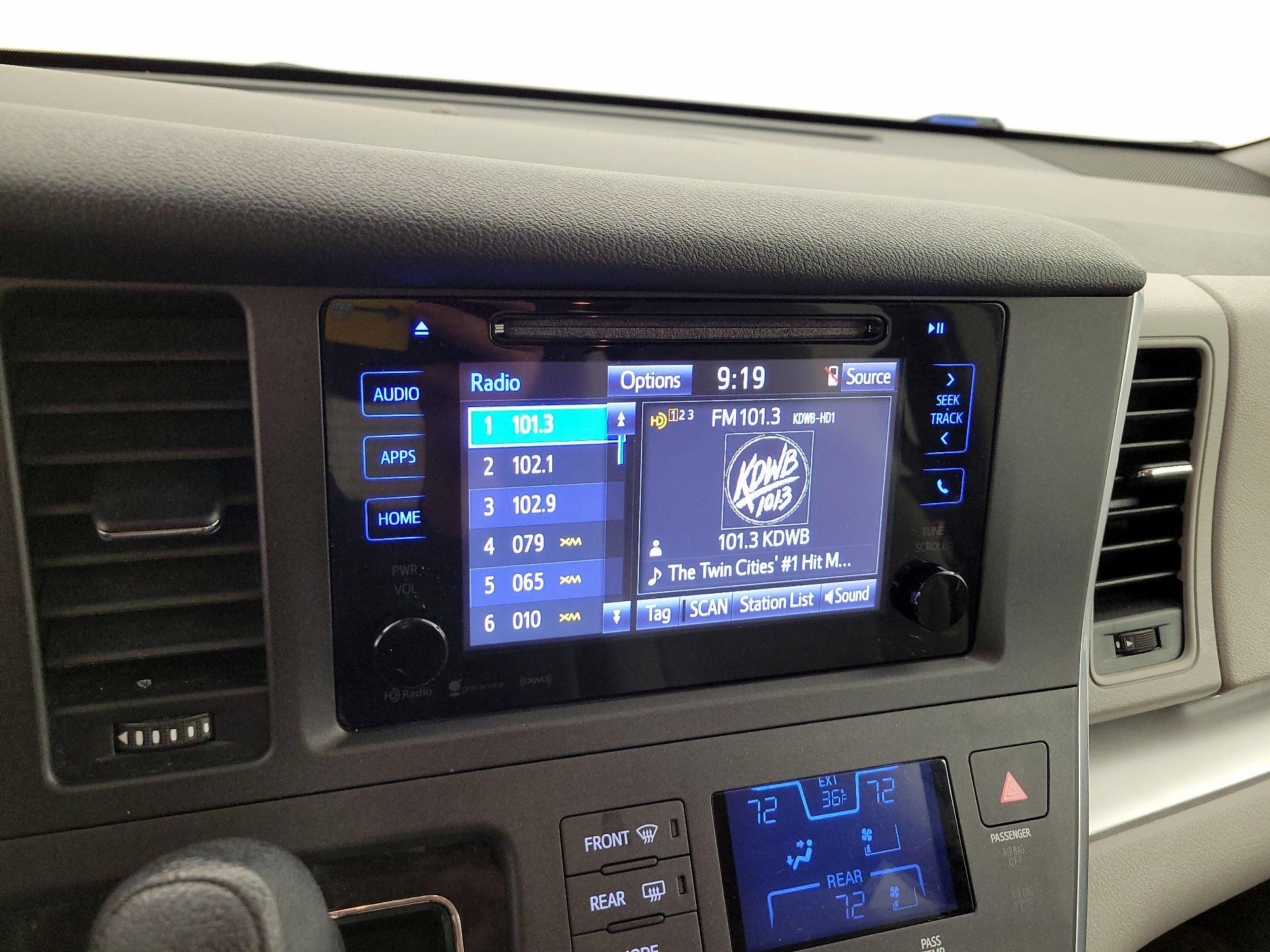 Thumbnail: 2017 Toyota Sienna - 15
