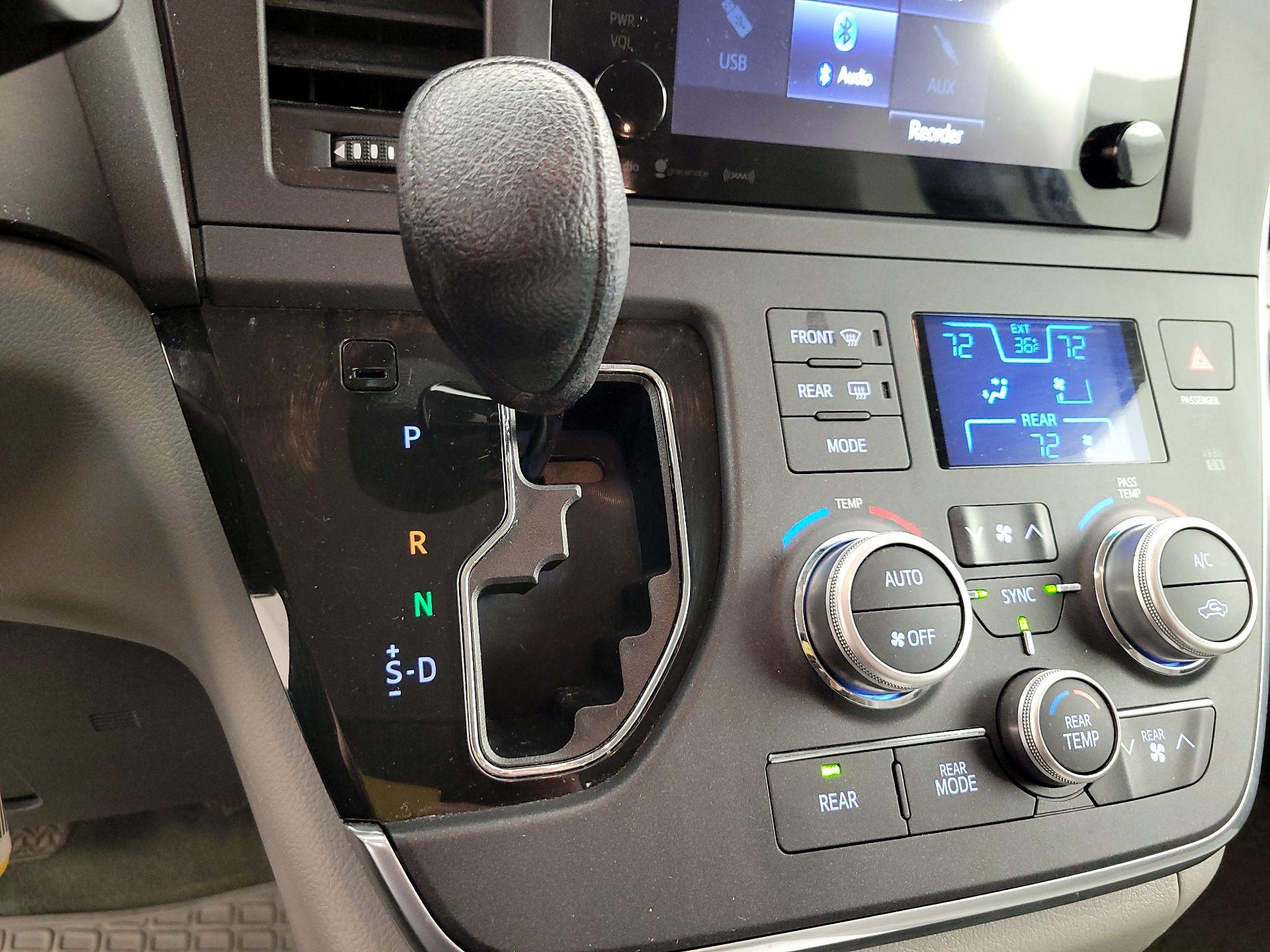 Thumbnail: 2017 Toyota Sienna - 17