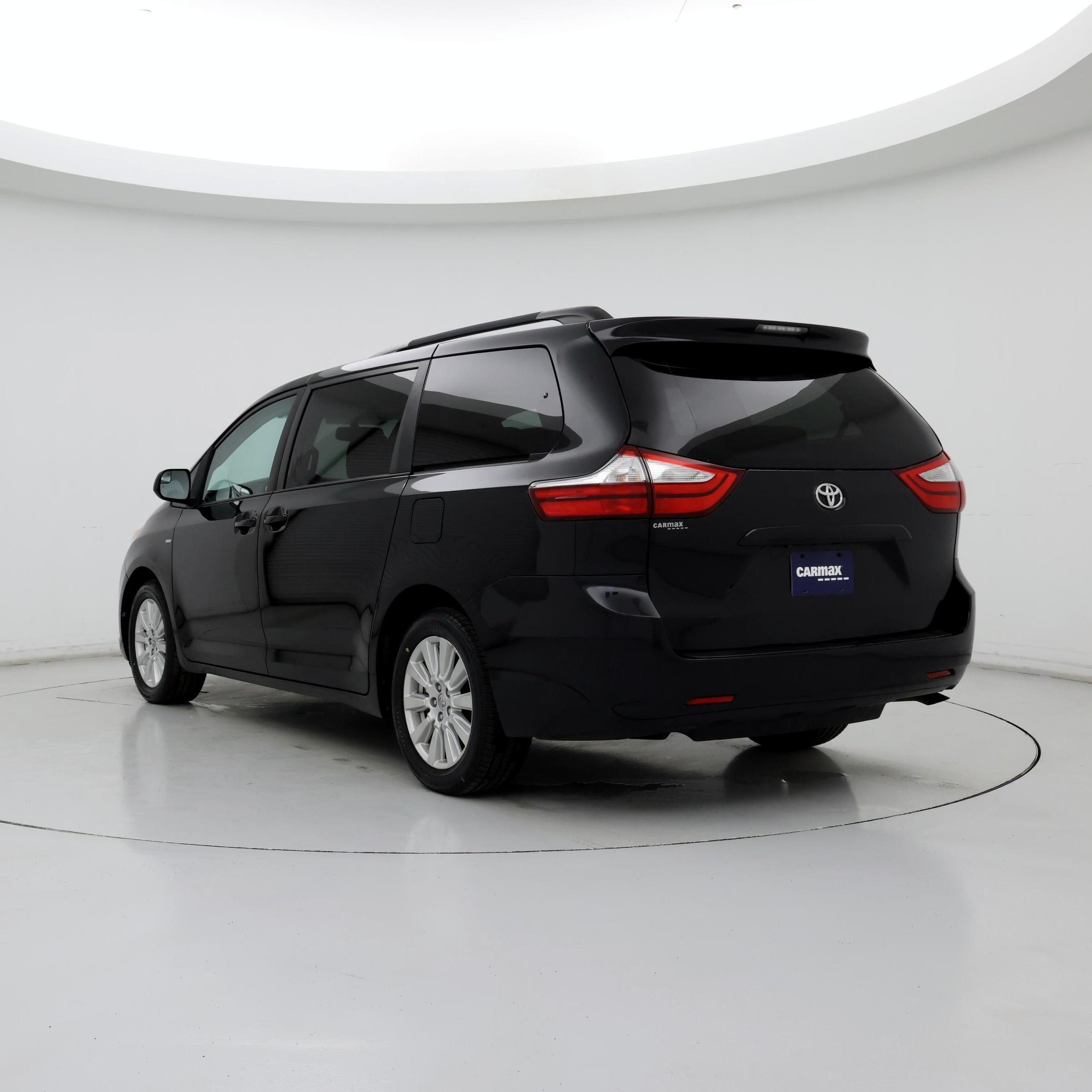 Thumbnail: 2017 Toyota Sienna - 2