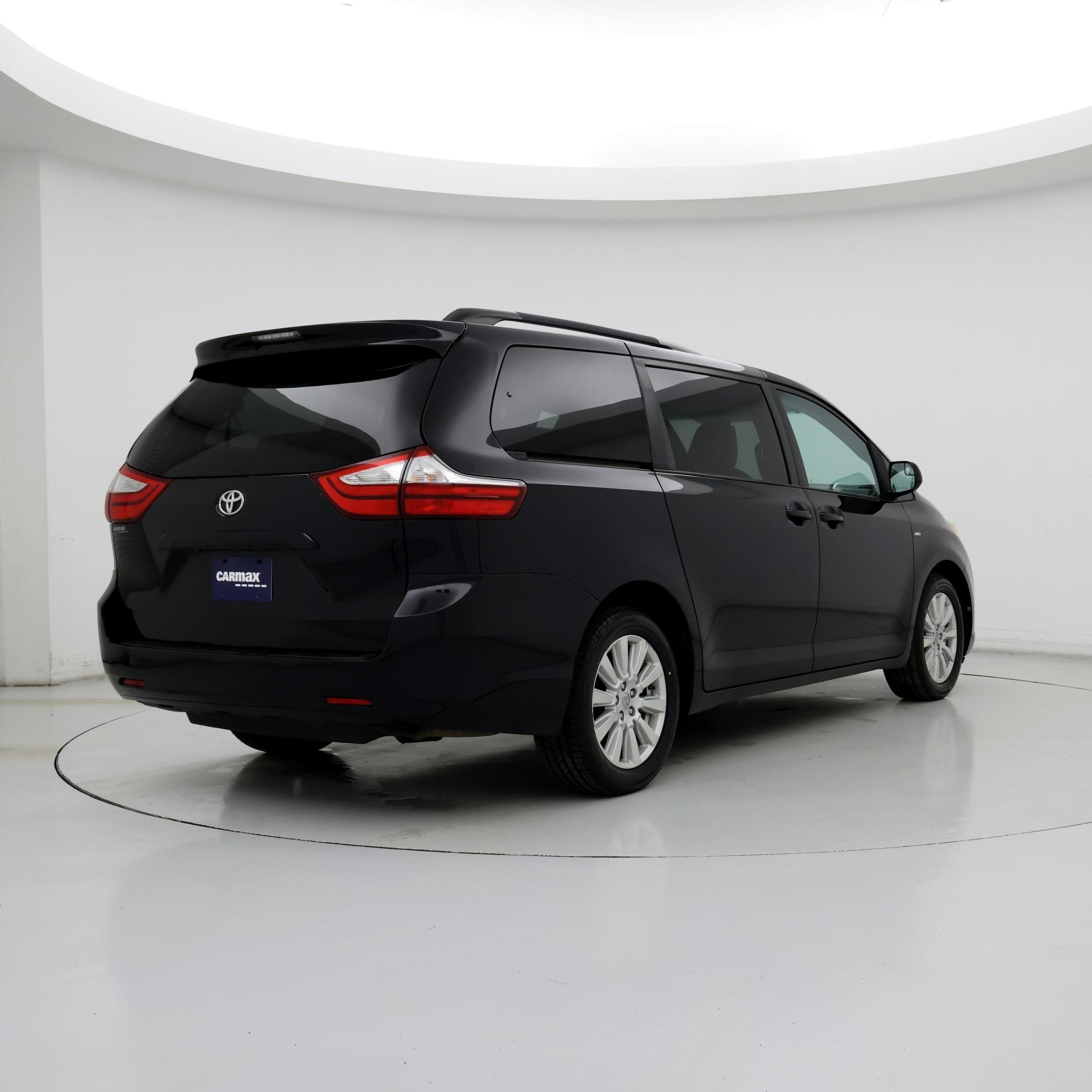 Thumbnail: 2017 Toyota Sienna - 8