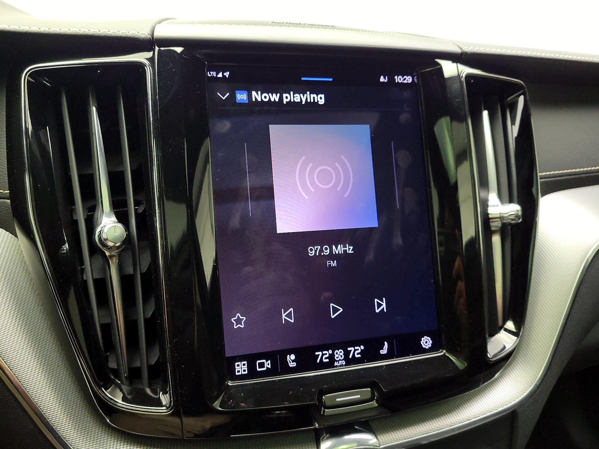 Thumbnail: 2022 Volvo XC60 - 16