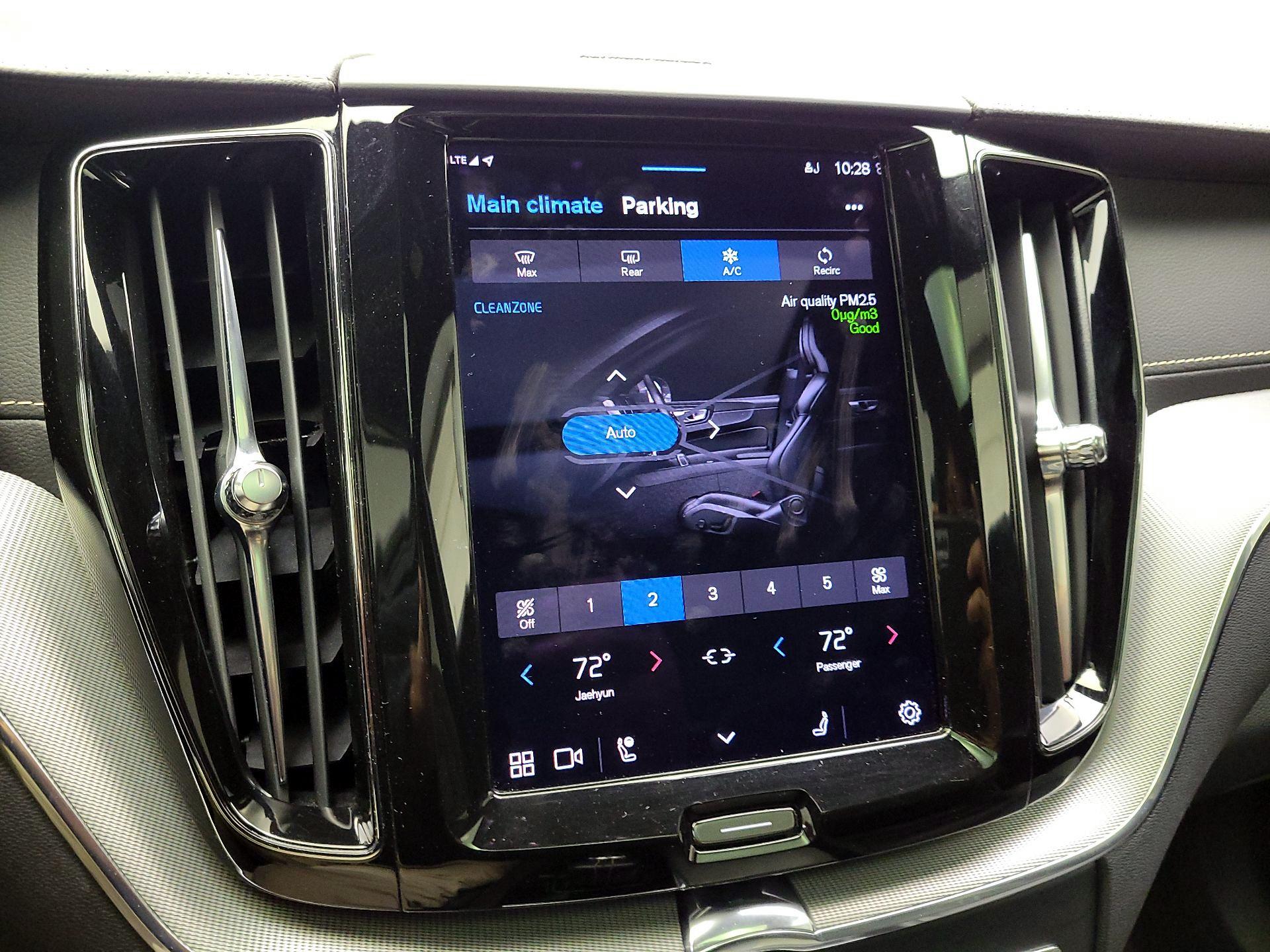 Thumbnail: 2022 Volvo XC60 - 17