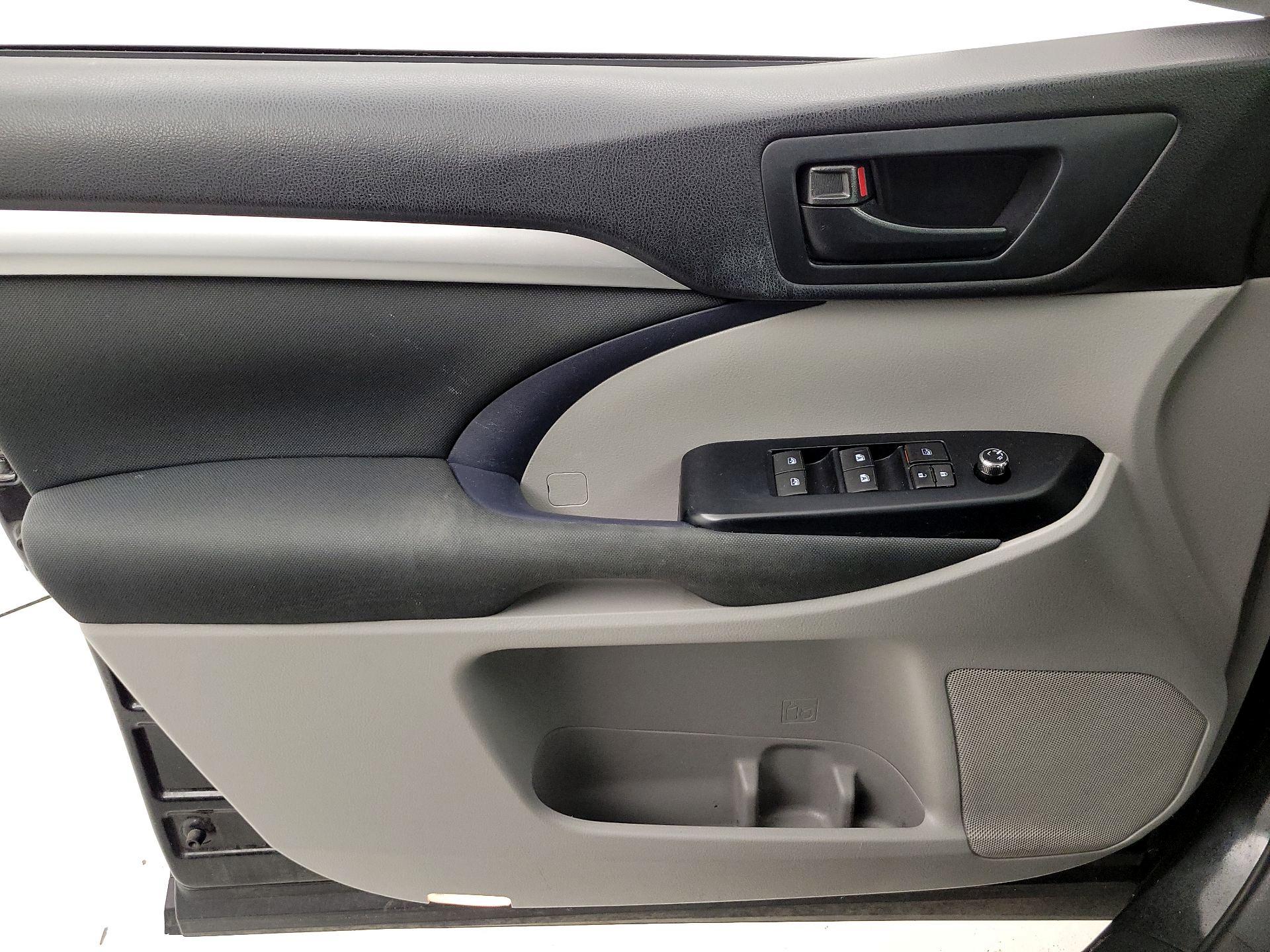 Thumbnail: 2015 Toyota Highlander - 12