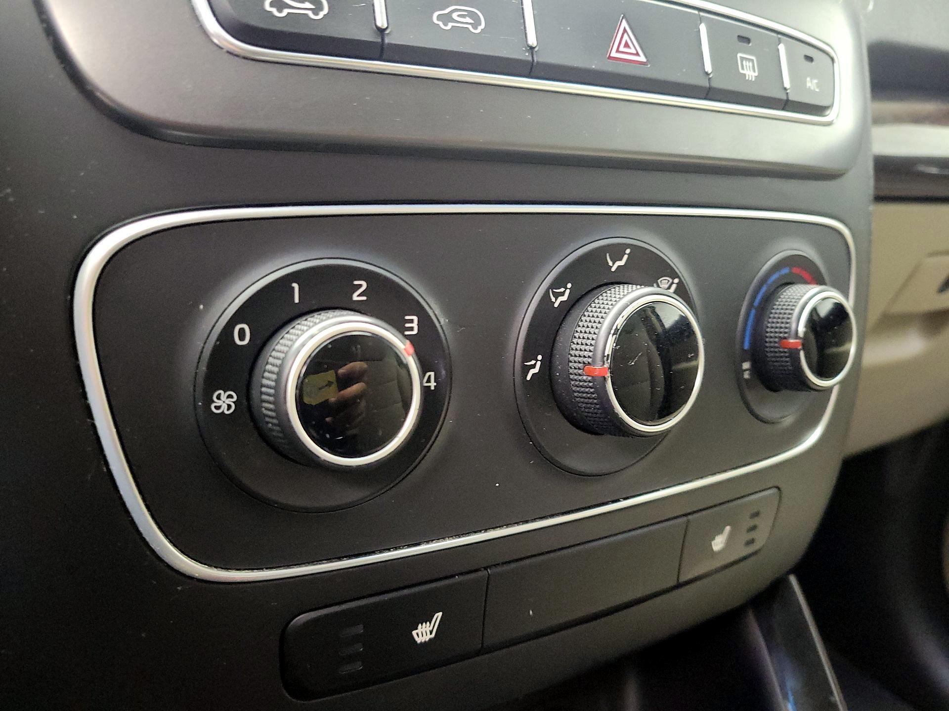 Thumbnail: 2015 Kia Sorento - 16