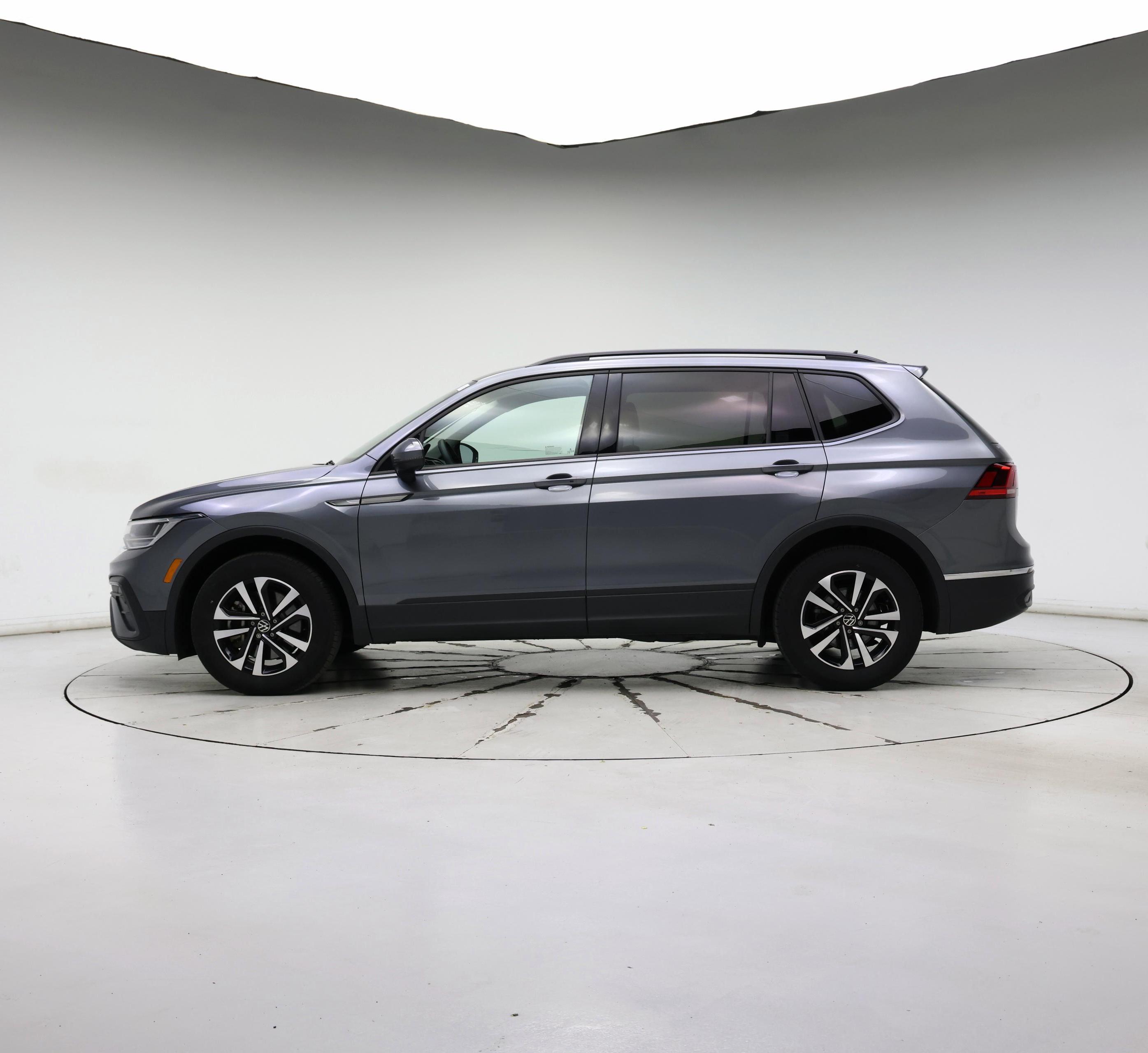 Thumbnail: 2023 Volkswagen Tiguan - 3