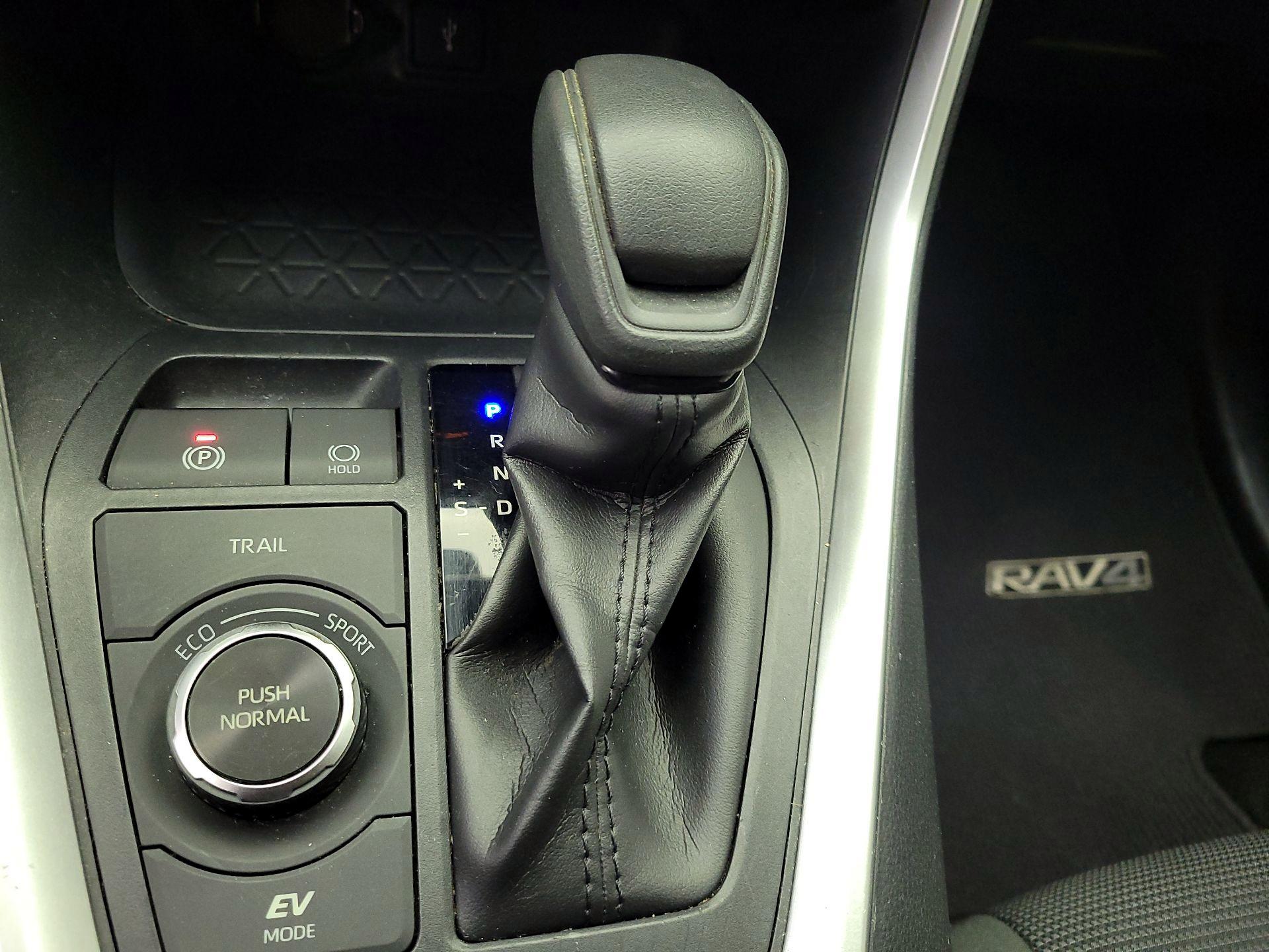 Thumbnail: 2020 Toyota RAV4 - 17