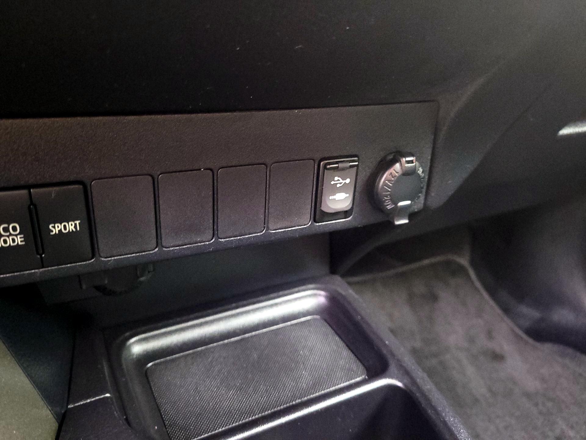 Thumbnail: 2013 Toyota RAV4 - 18