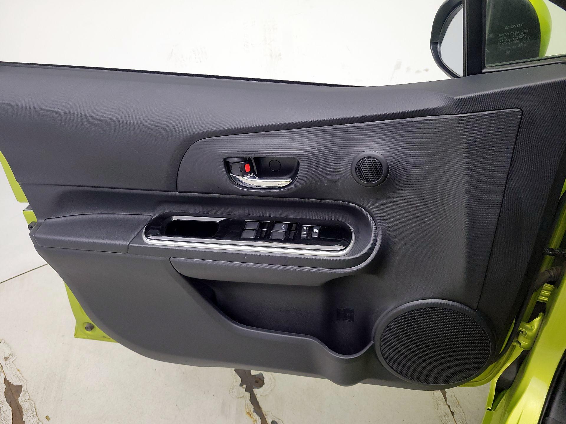 Thumbnail: 2015 Toyota Prius c - 12