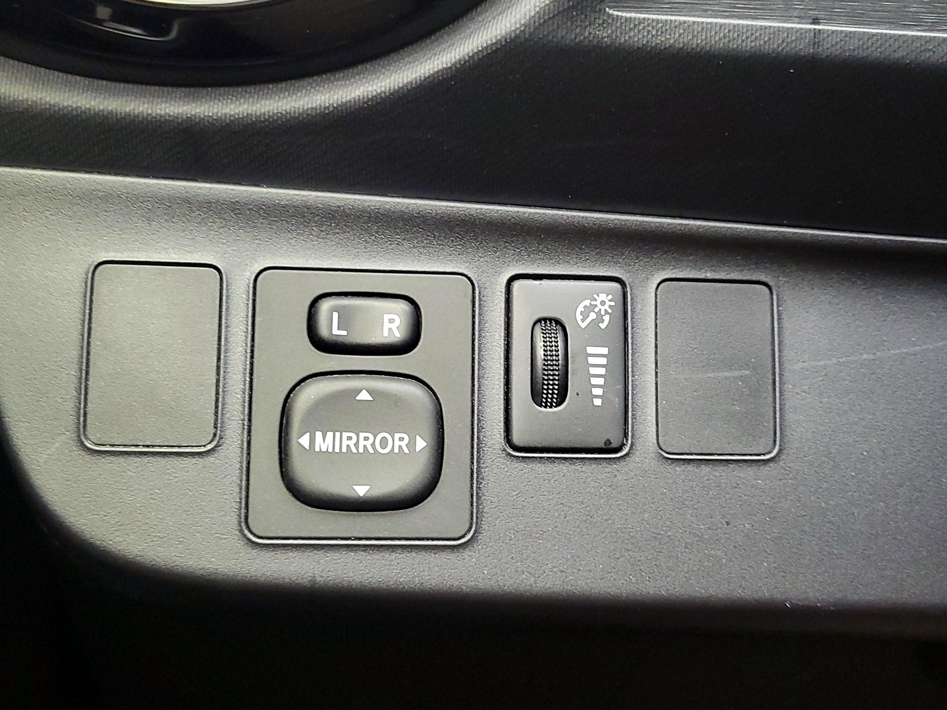 Thumbnail: 2015 Toyota Prius c - 13