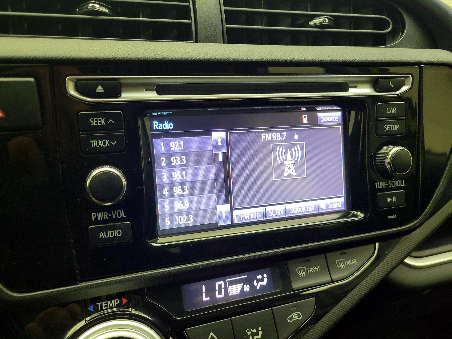 Thumbnail: 2015 Toyota Prius c - 14