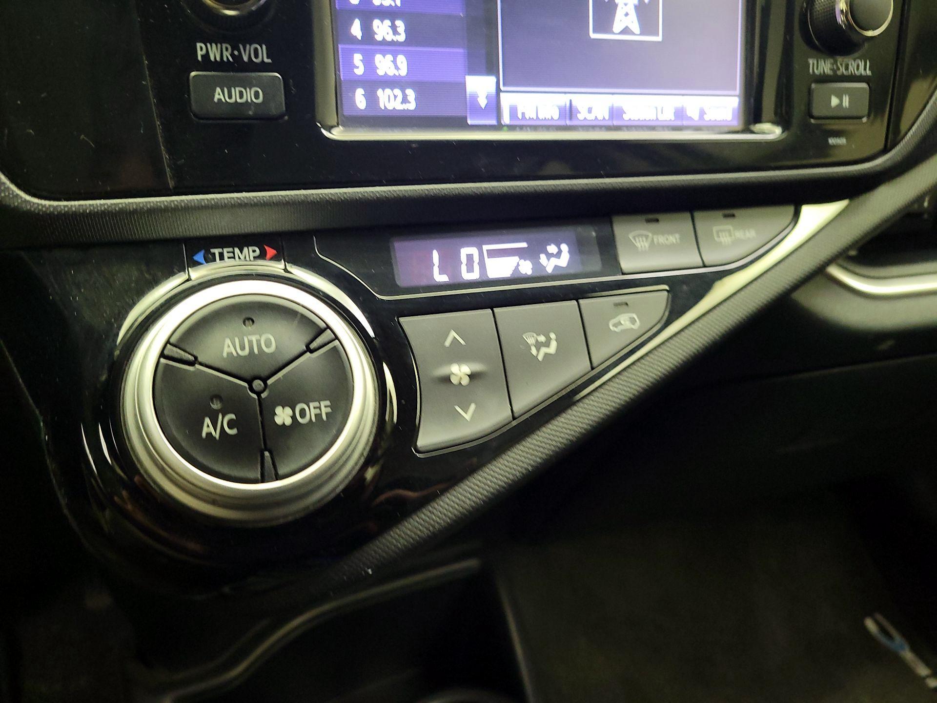 Thumbnail: 2015 Toyota Prius c - 15