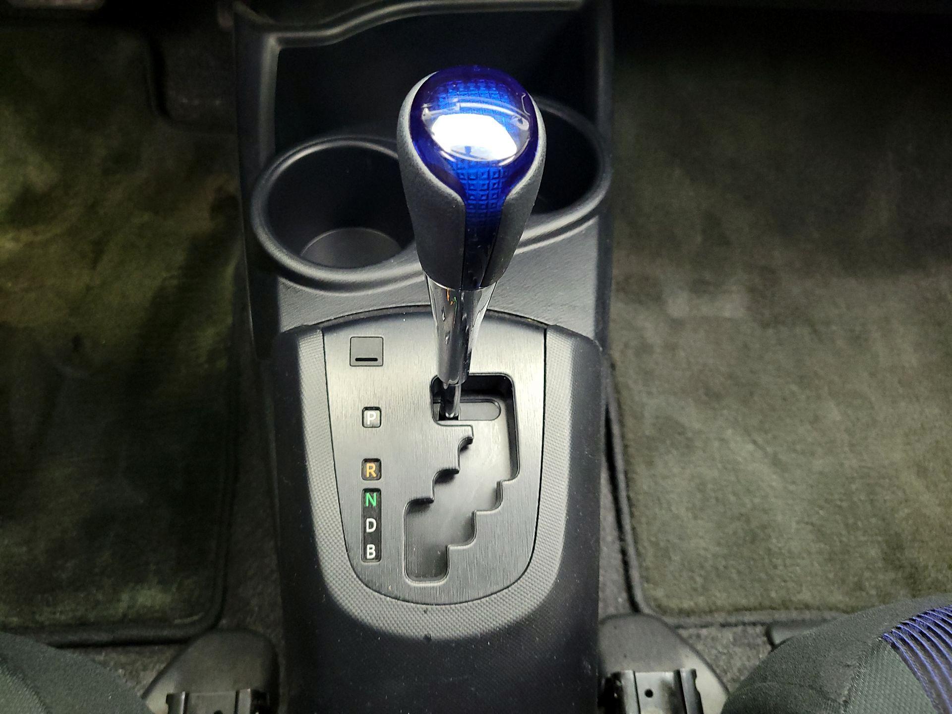 Thumbnail: 2015 Toyota Prius c - 16