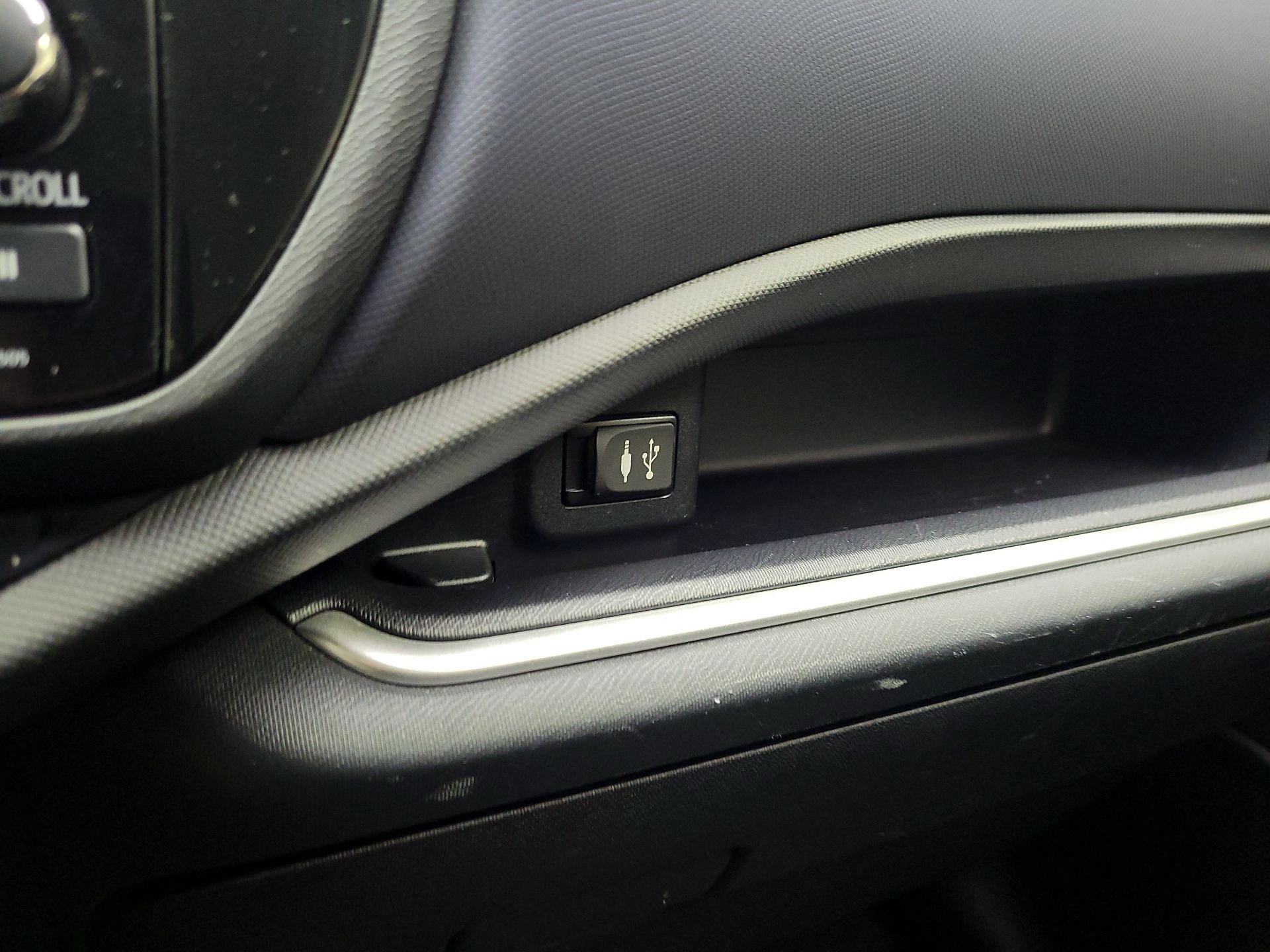 Thumbnail: 2015 Toyota Prius c - 17