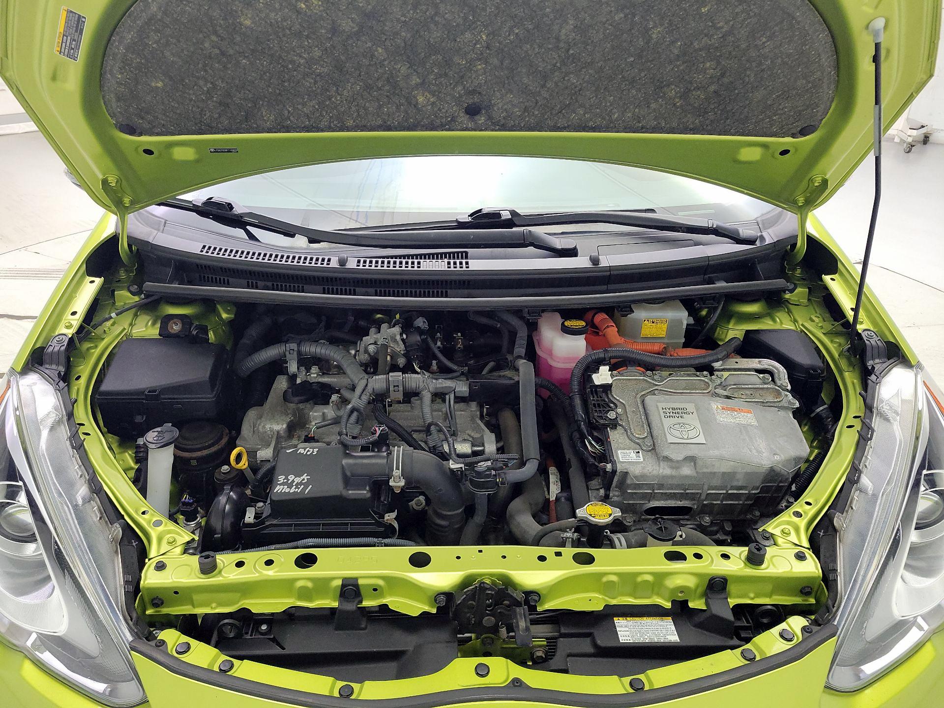 Thumbnail: 2015 Toyota Prius c - 20
