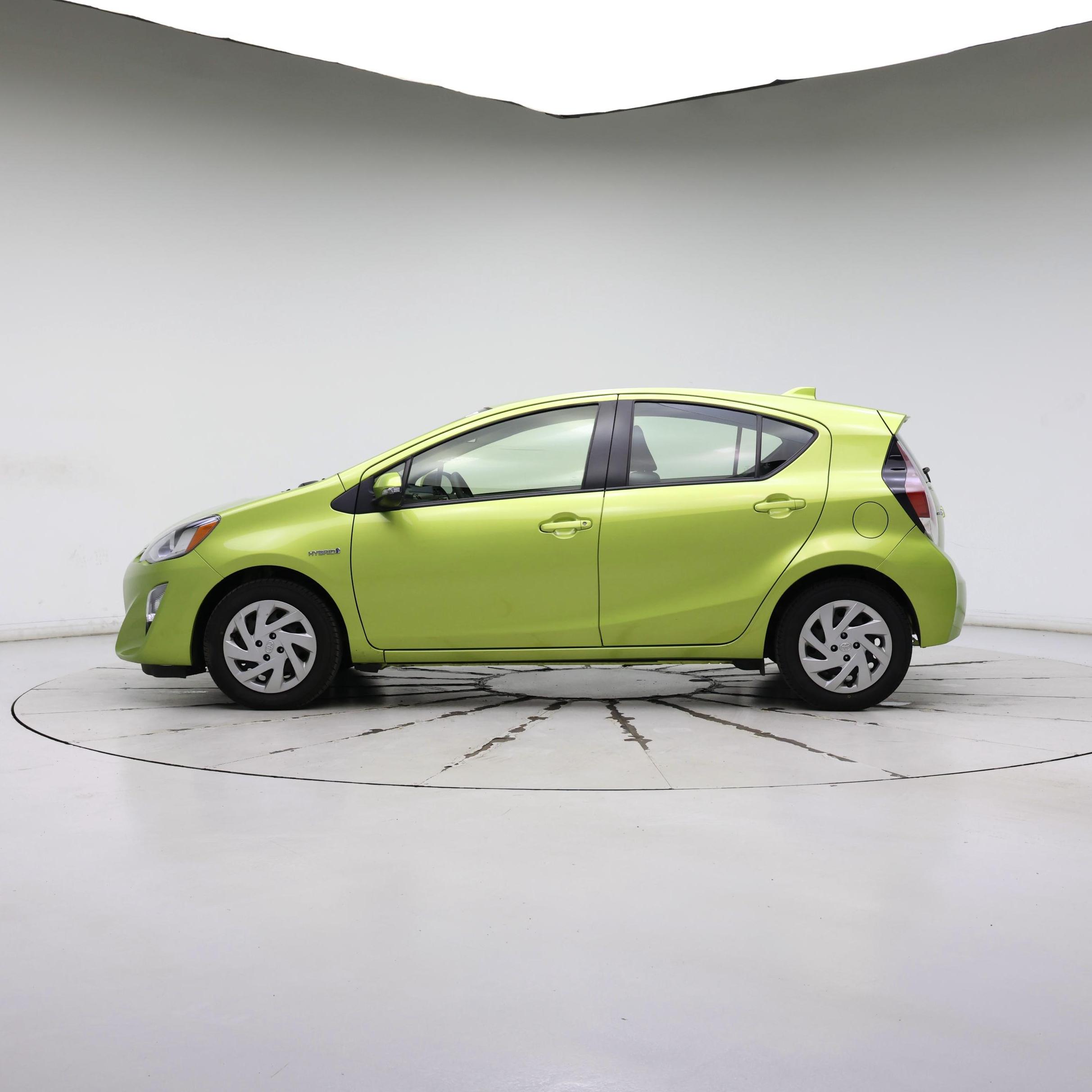 Thumbnail: 2015 Toyota Prius c - 3