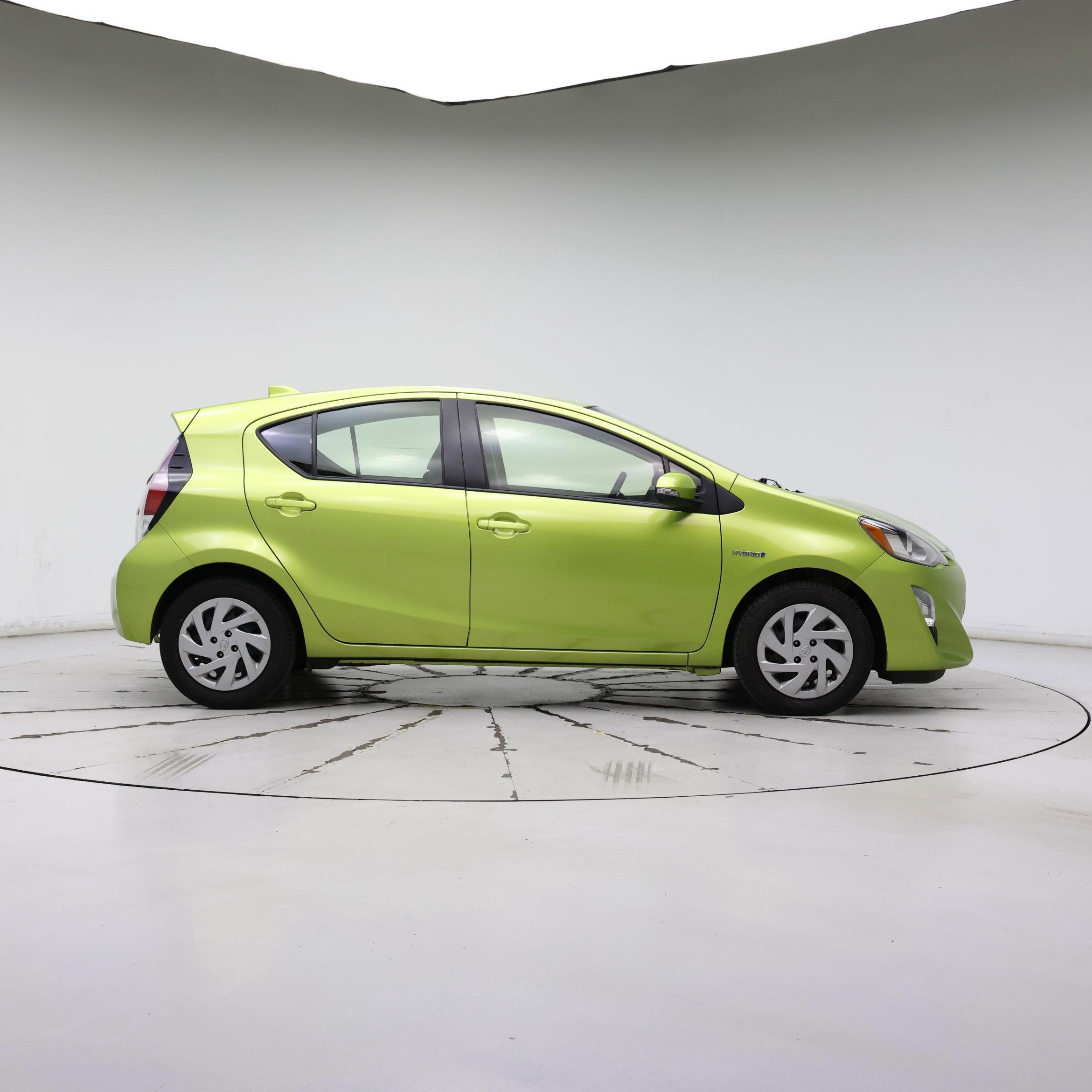 Thumbnail: 2015 Toyota Prius c - 7
