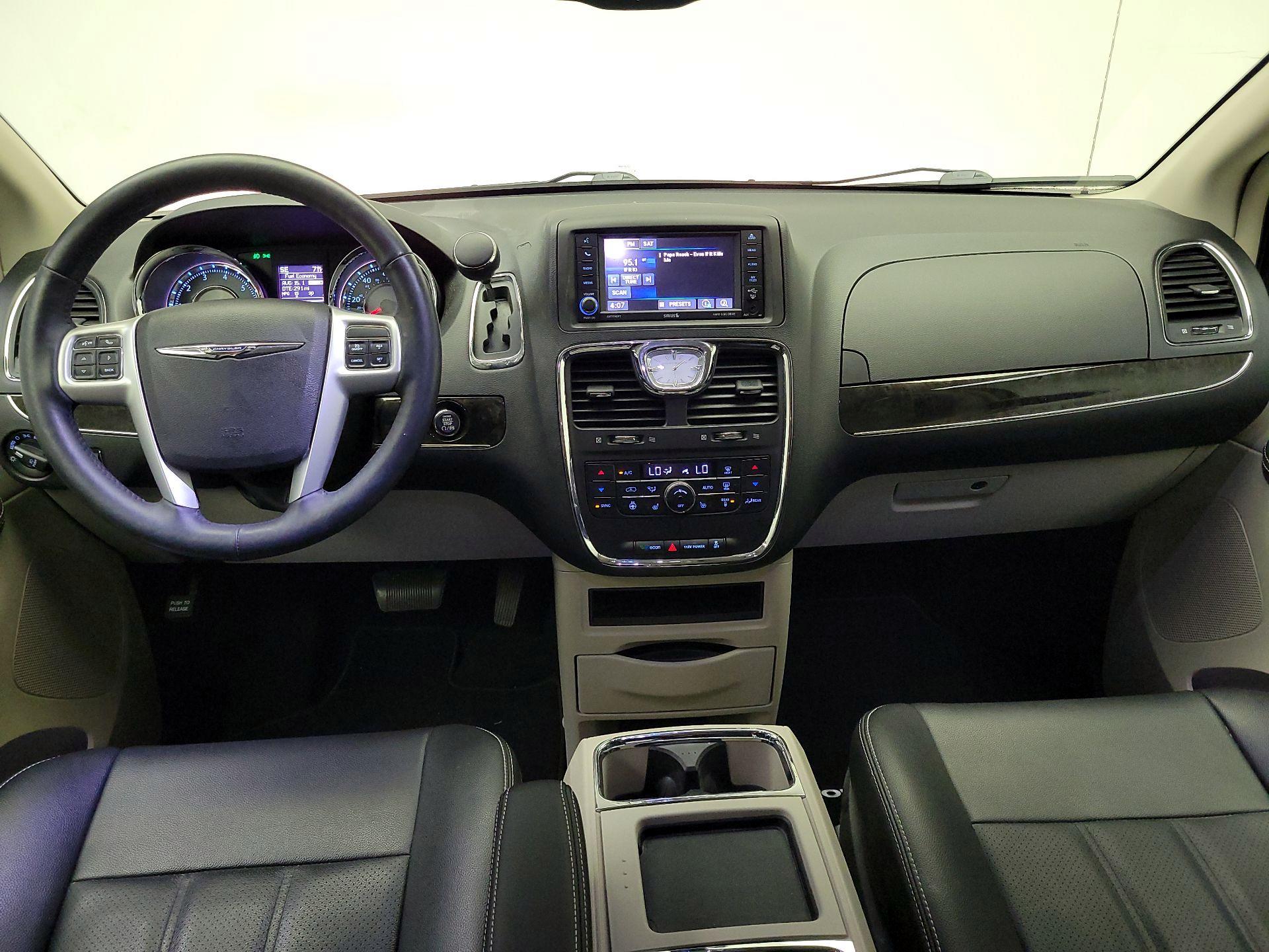 Thumbnail: 2015 Chrysler Town & Country - 9