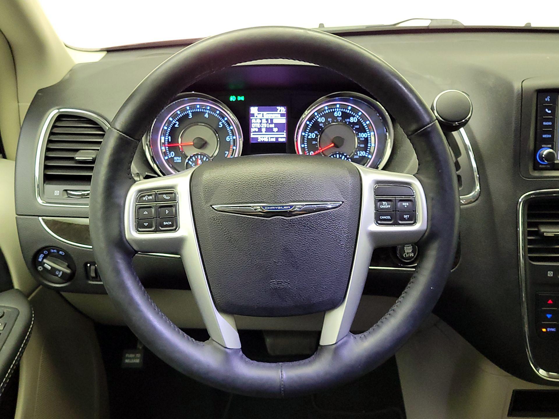 Thumbnail: 2015 Chrysler Town & Country - 10