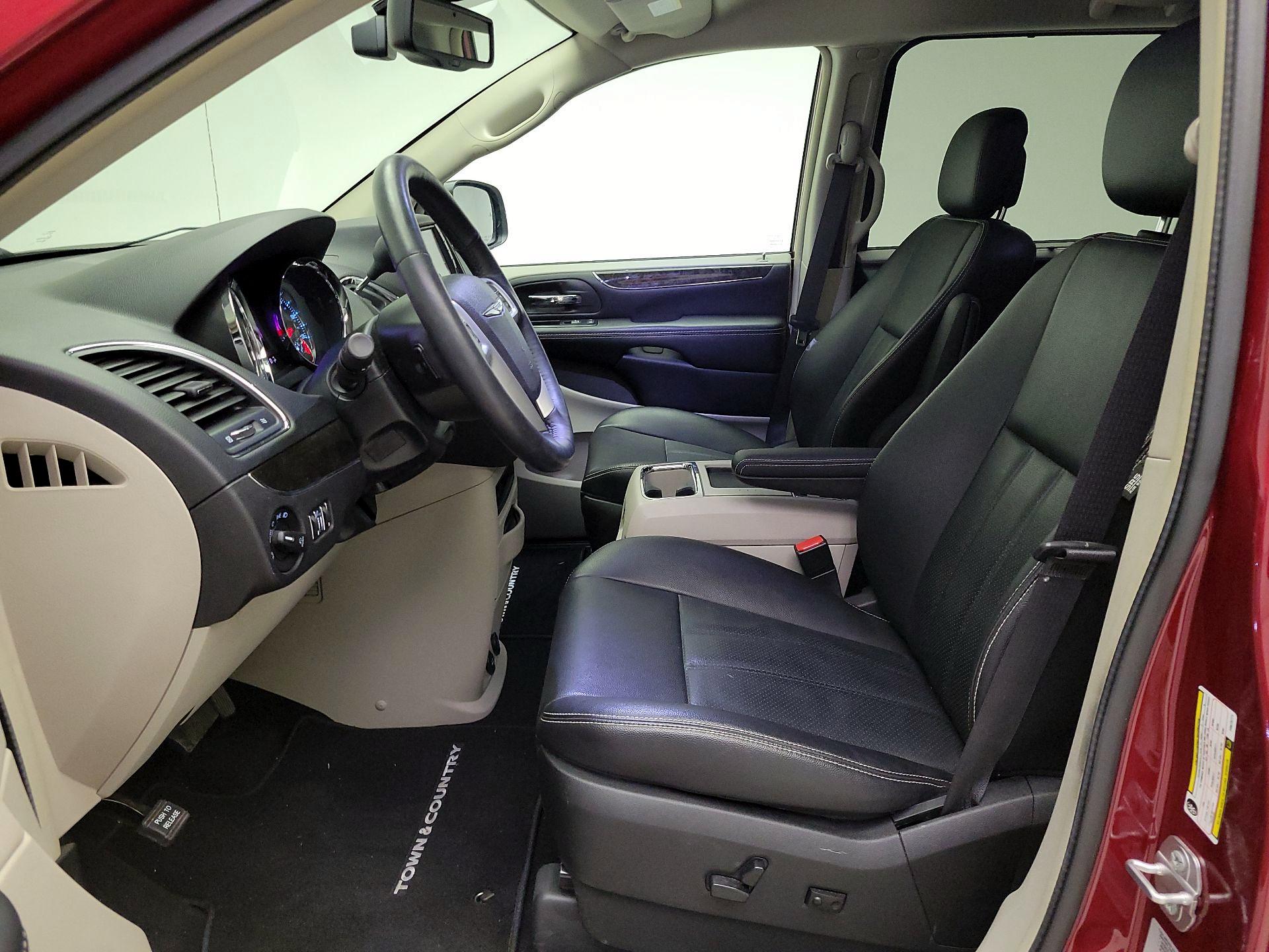 Thumbnail: 2015 Chrysler Town & Country - 11