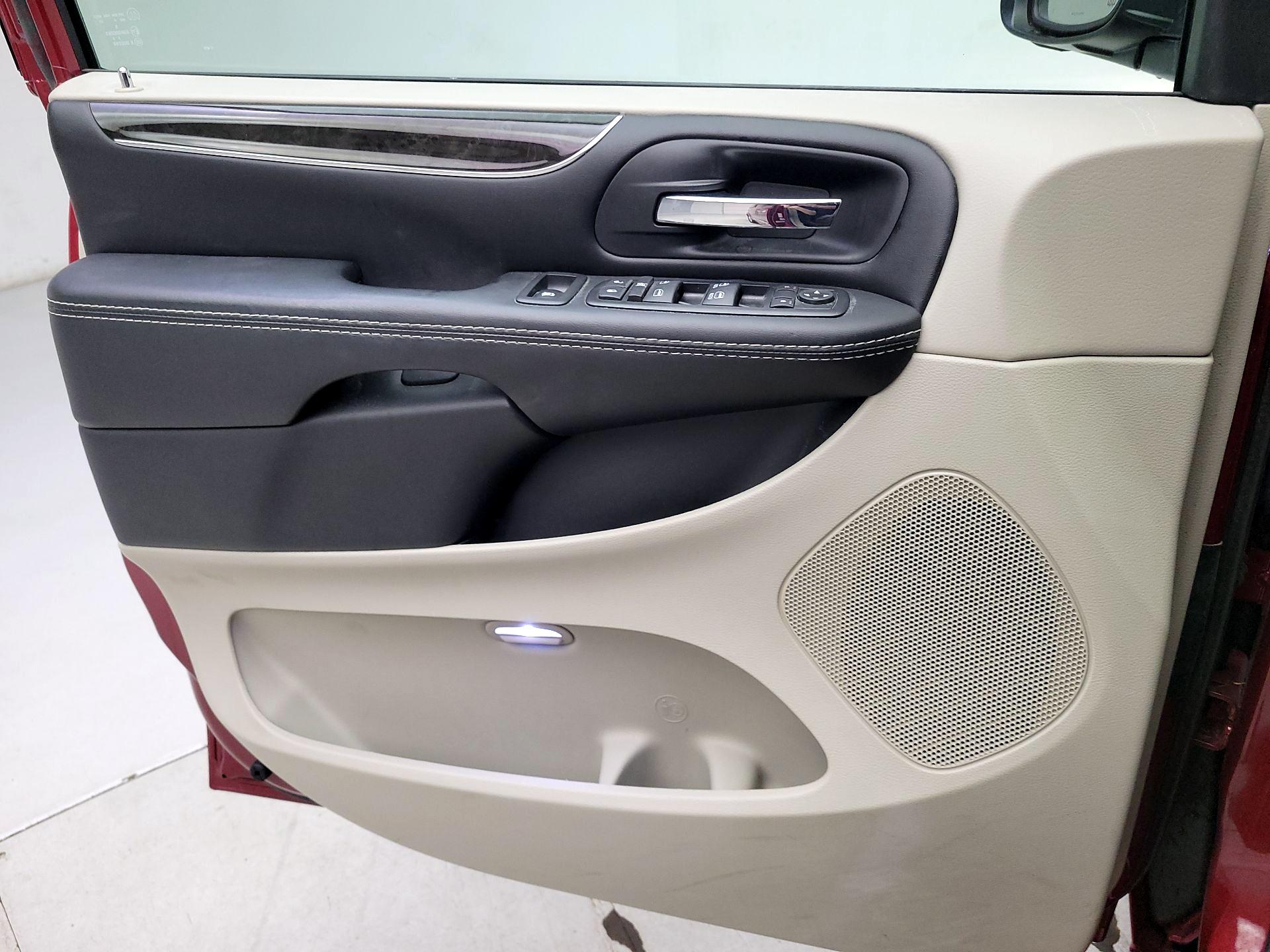 Thumbnail: 2015 Chrysler Town & Country - 12